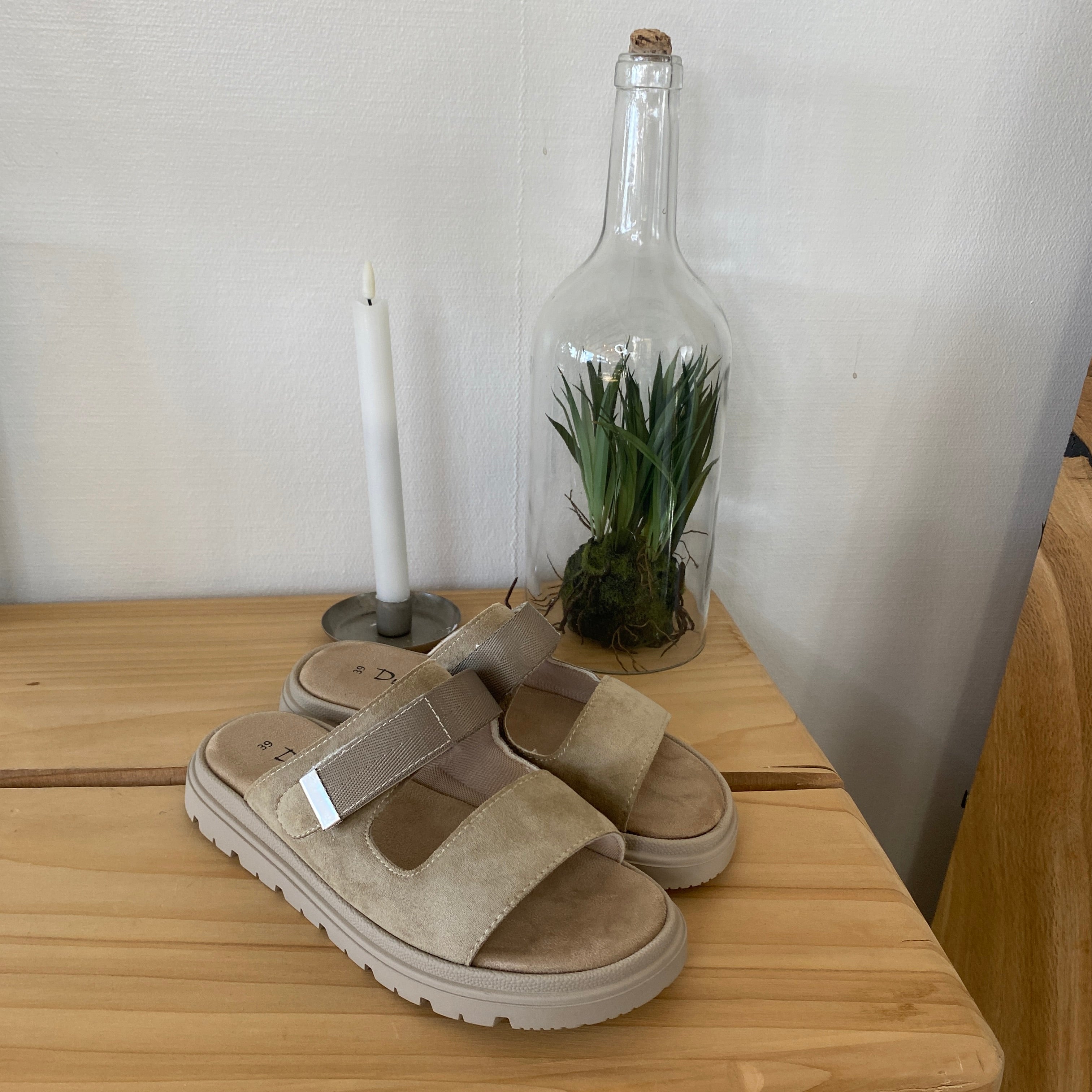 Beige sandal med justerbar rem og myk komfort