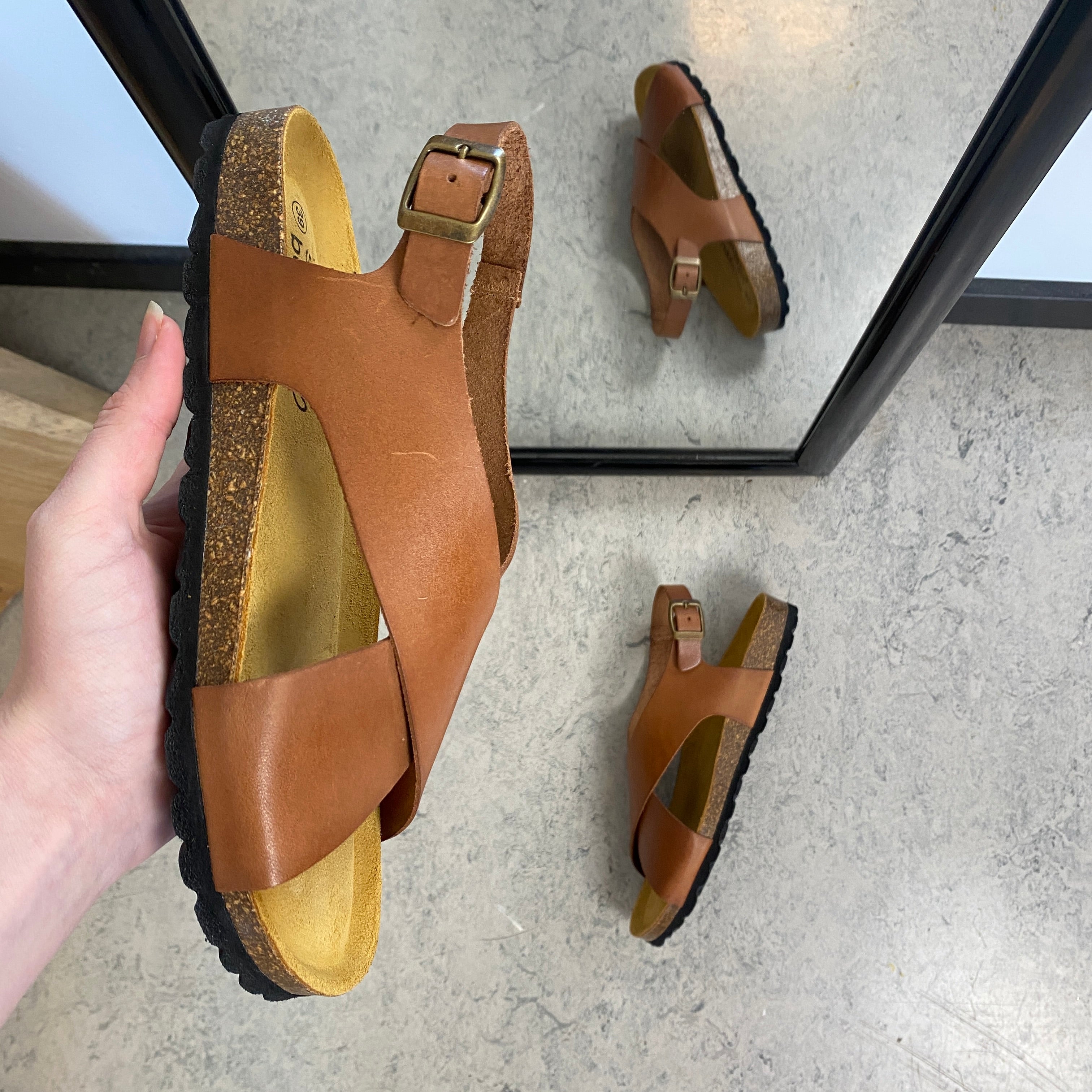 Brun sandal i glatt skinn med kryssremmer & hælrem | Sykepleiebutikk.no