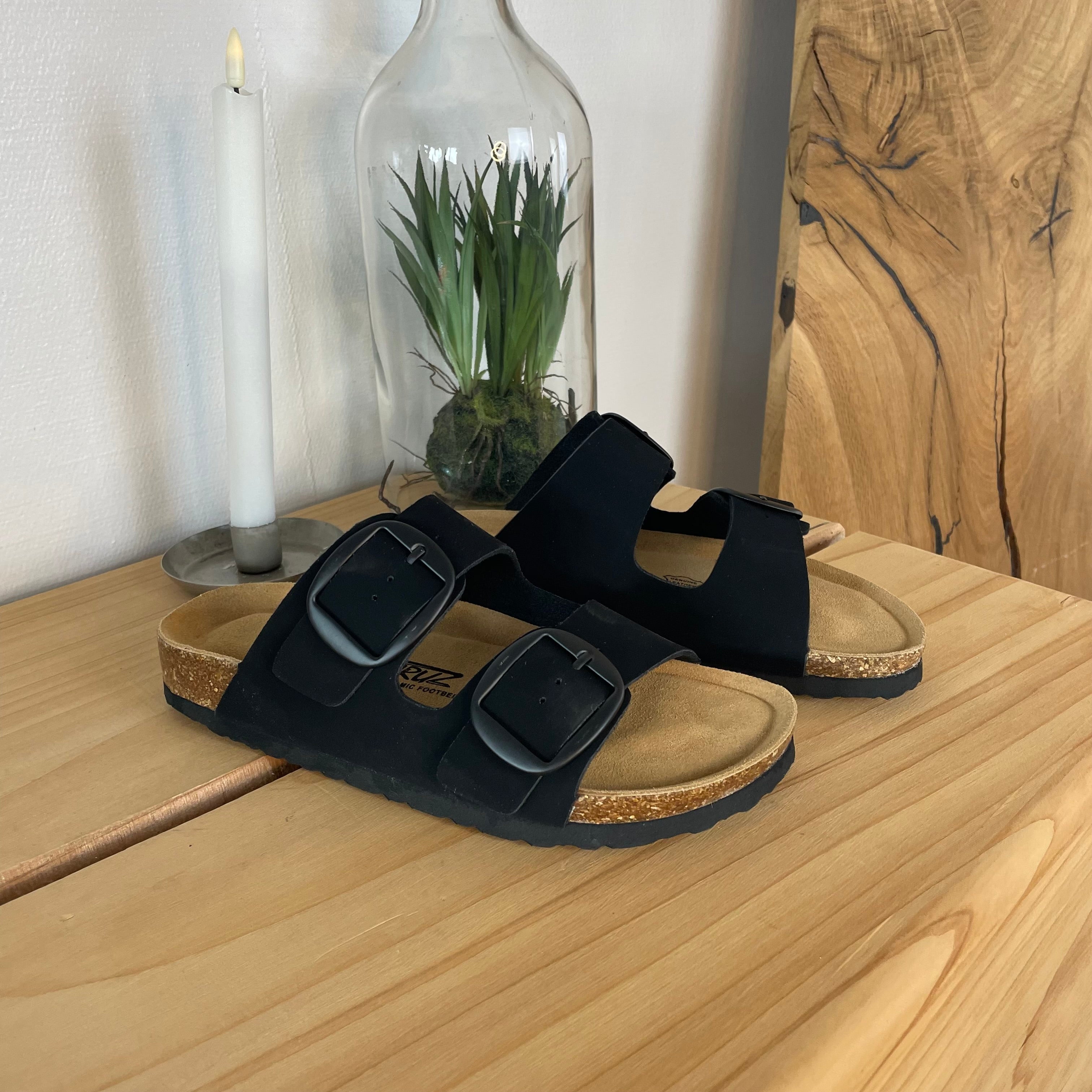 Cruz sandal med justerbar passform - svart