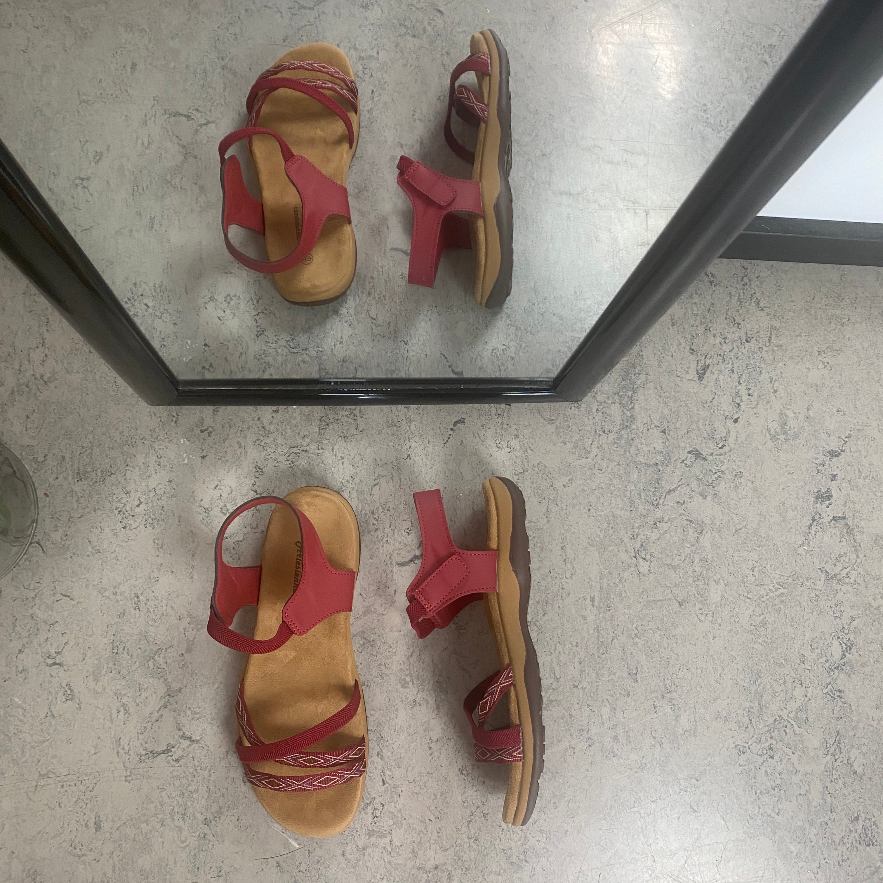 Rød sandal med elastikkremmer og borrelås – feminin og fleksibel til sommeren
