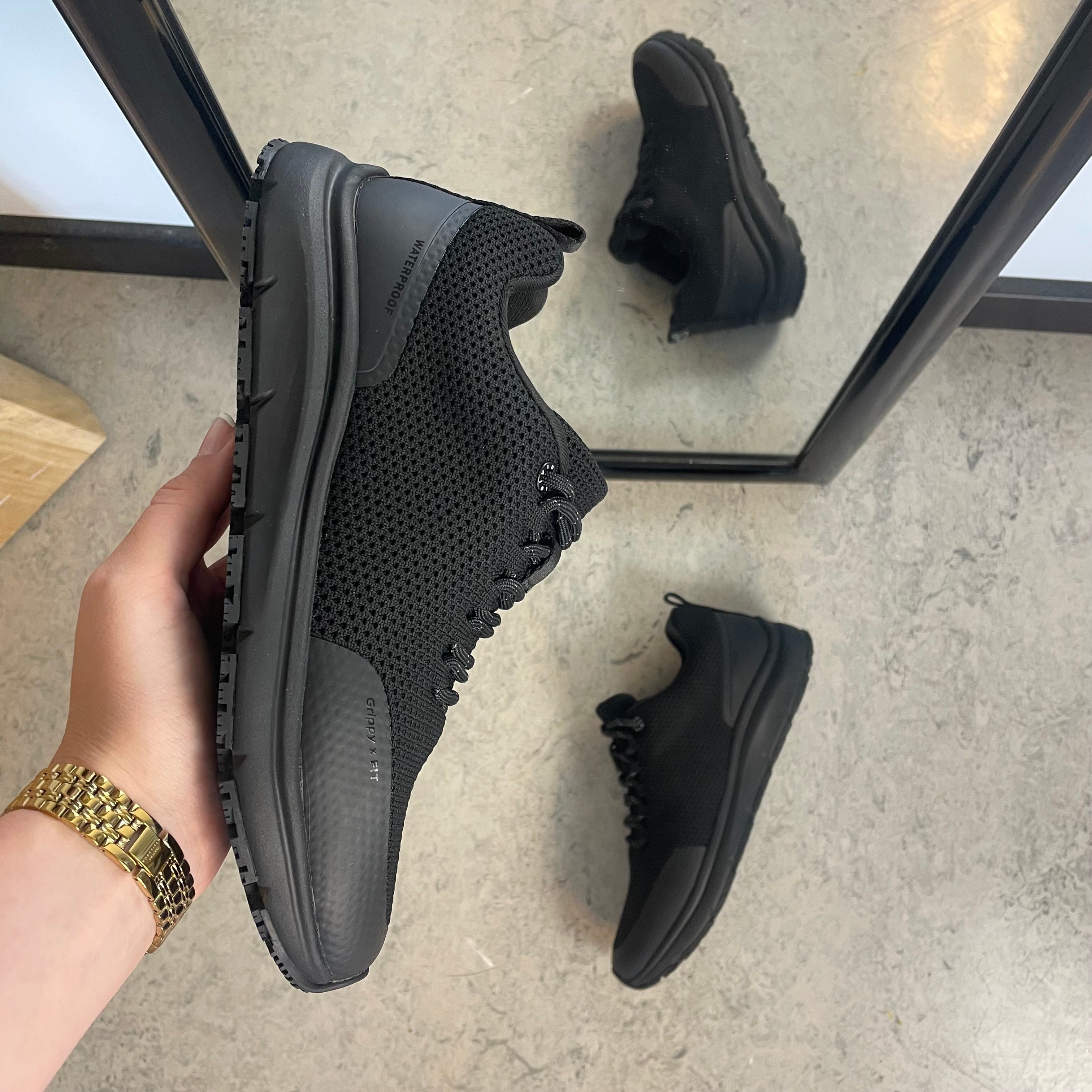 Vannavvisende komfort-sneaker i svart med sklisikker såle