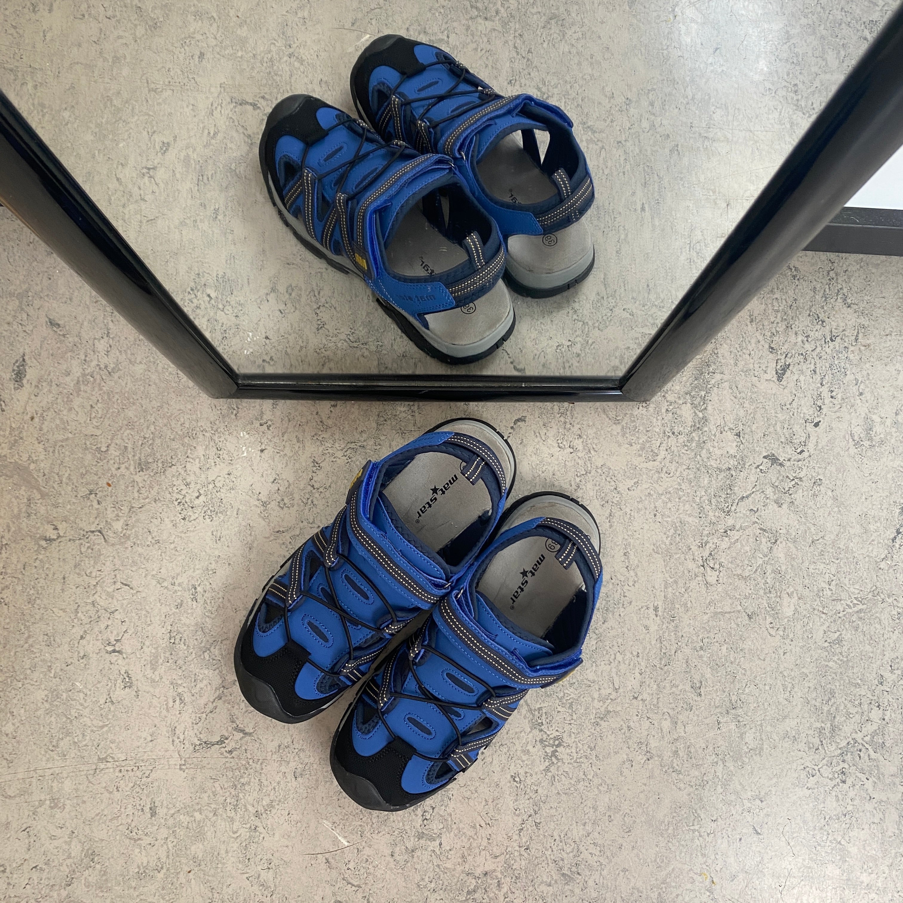 Robust tursandal i blå med god støtte