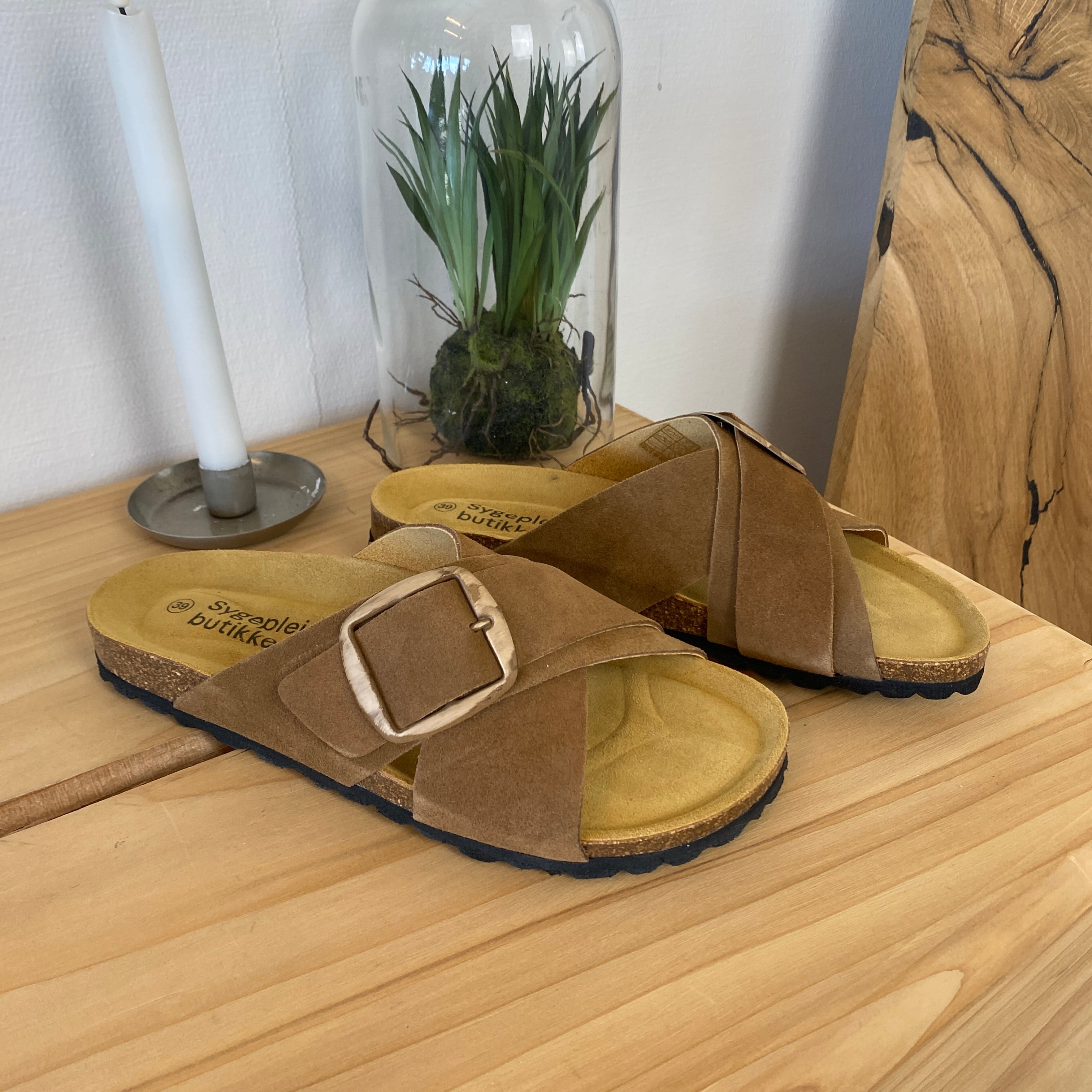 Brun slip-on sandal med dobbel rem – komfortsandal med støtte | Sykepleiebutikk.no