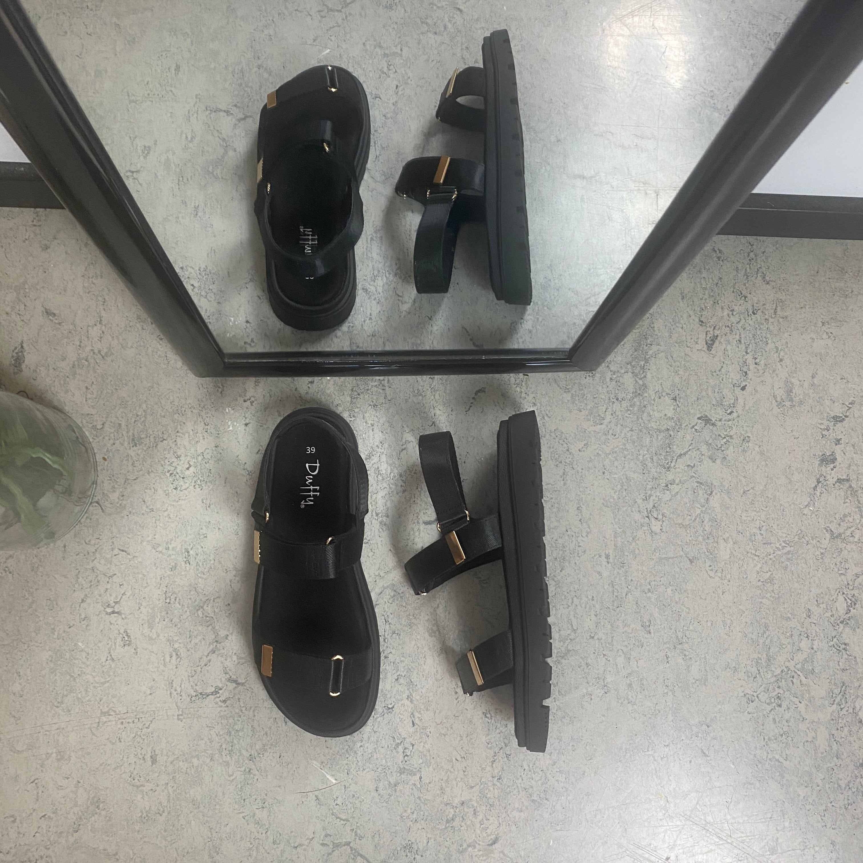 Sort sandal med justerbare remmer og komfortabel såle