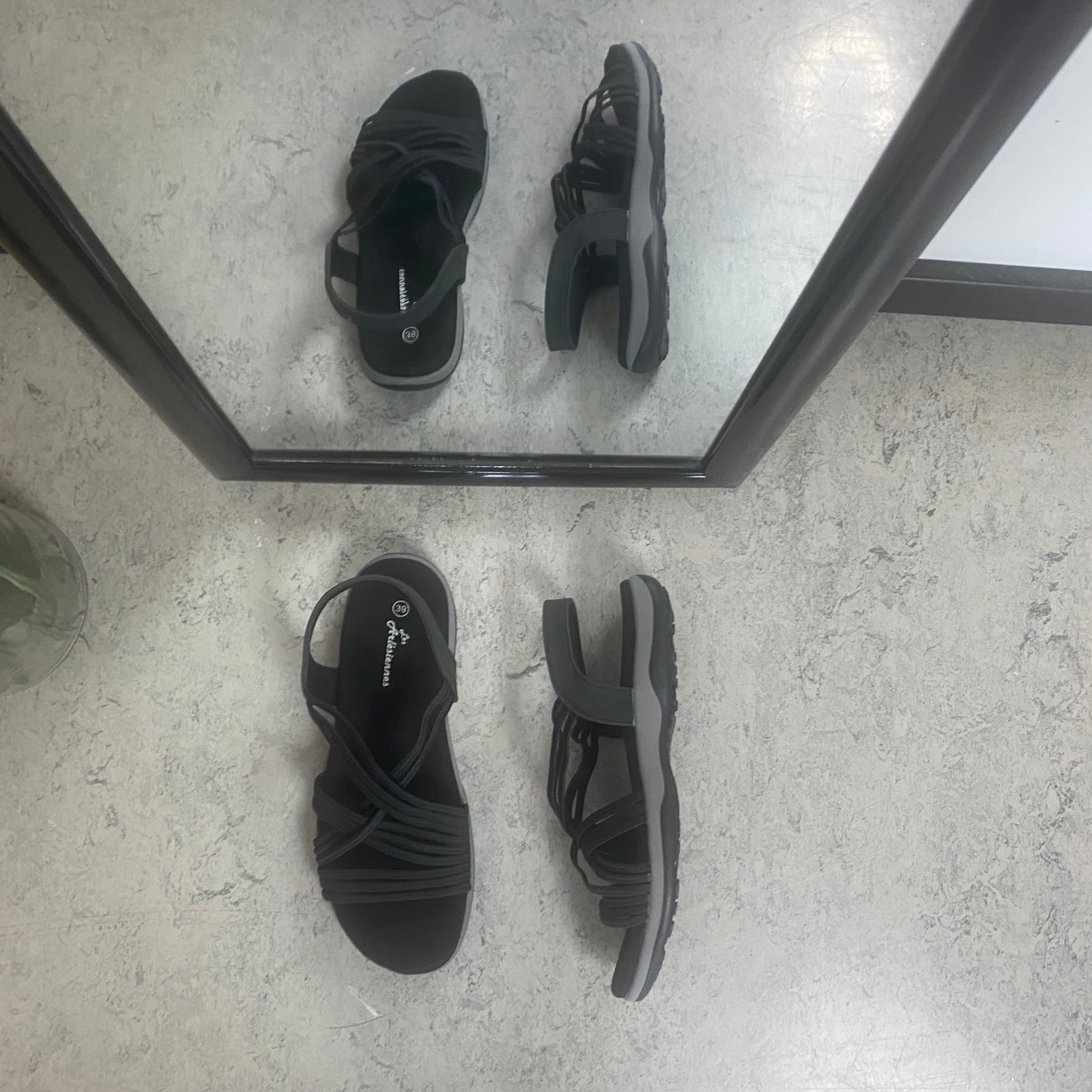 Svart sandal med elastiske remmer – klassisk modell med myk skumsåle