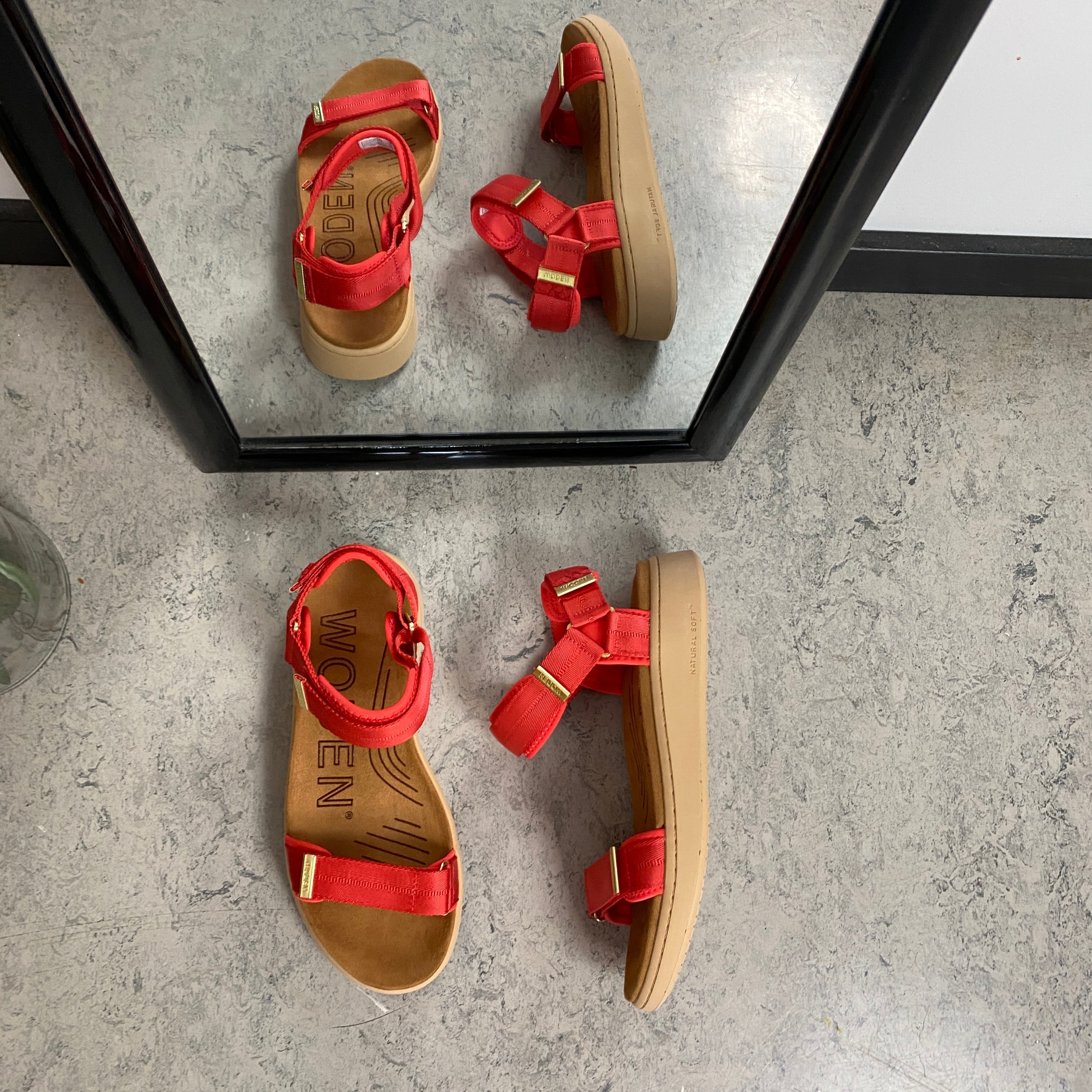 Woden sandal i rød – Lett komfort med karakter