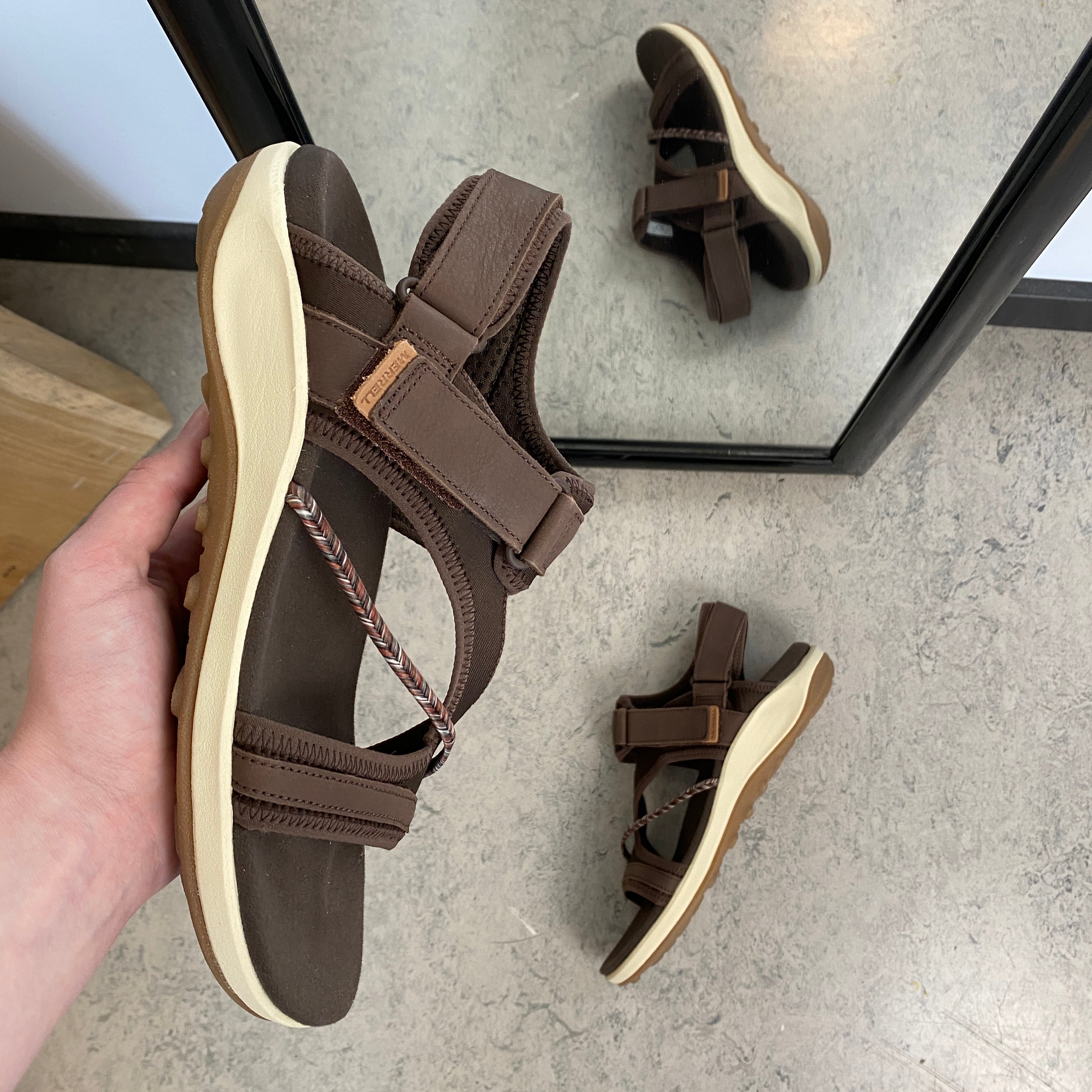 Brun Merrell-sandal – lett og komfortabel sandal med justerbar passform