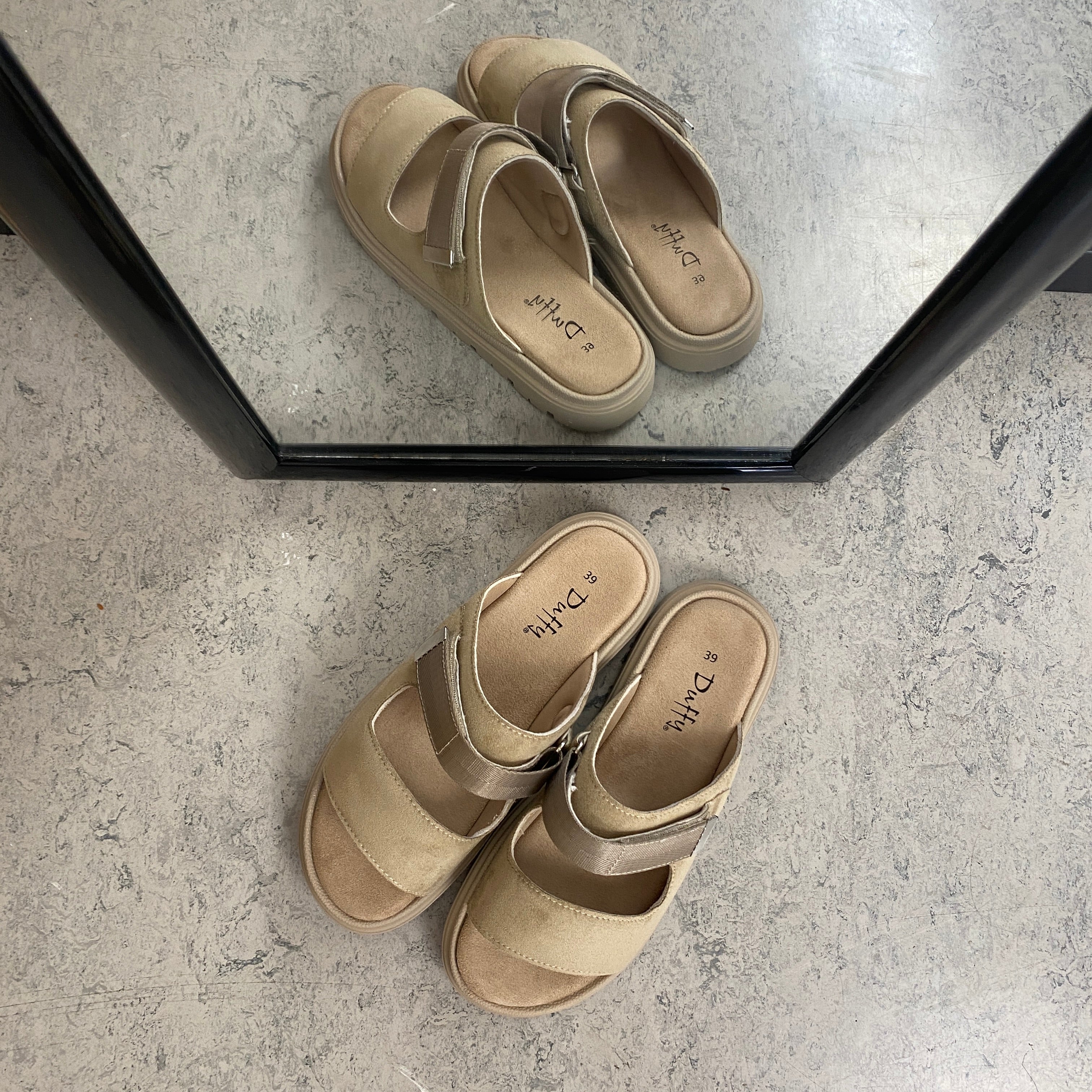 Beige sandal med justerbar rem og myk komfort