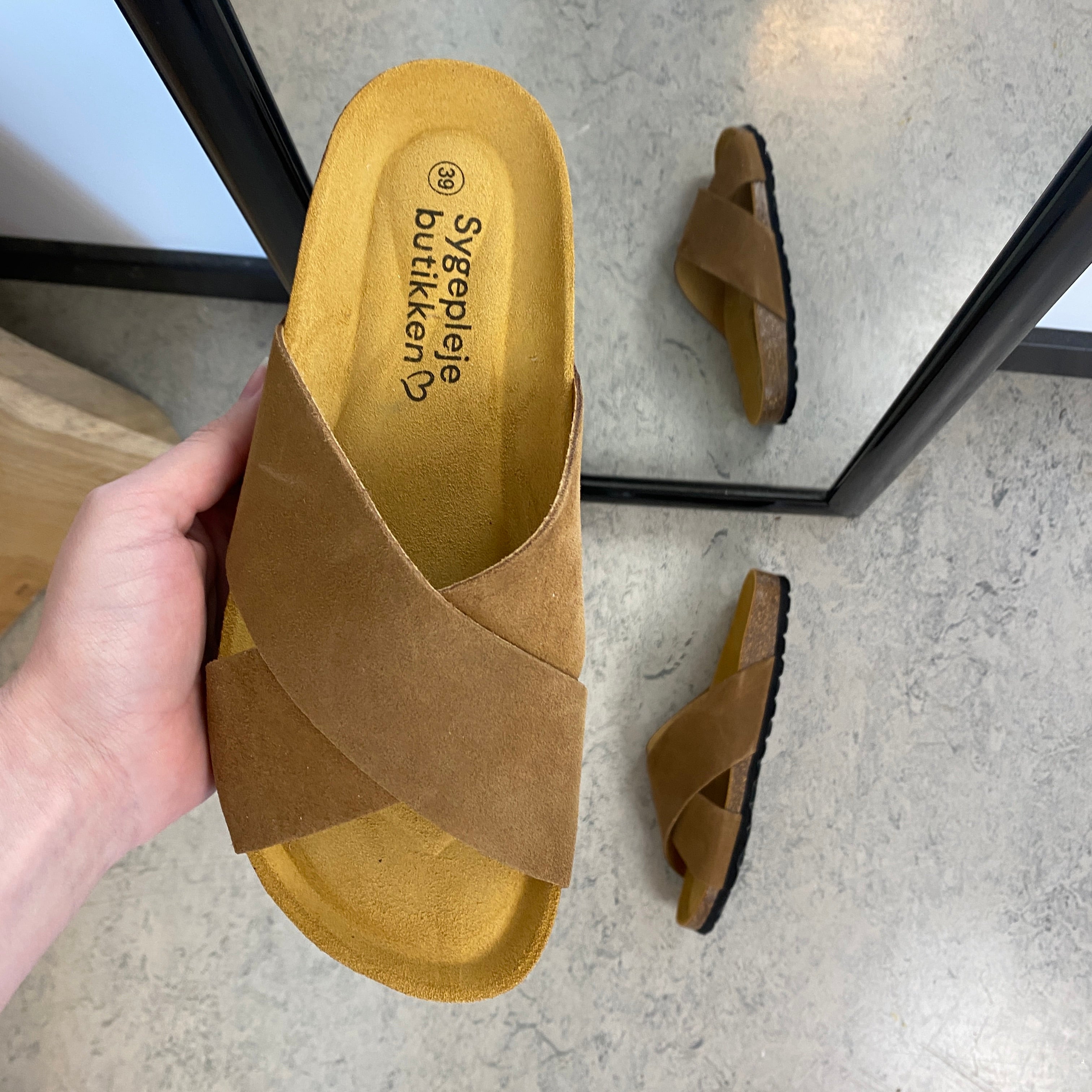 Serraje Roble – brun slip-on sandal med kryssremmer og komfort | Sykepleiebutikk.no