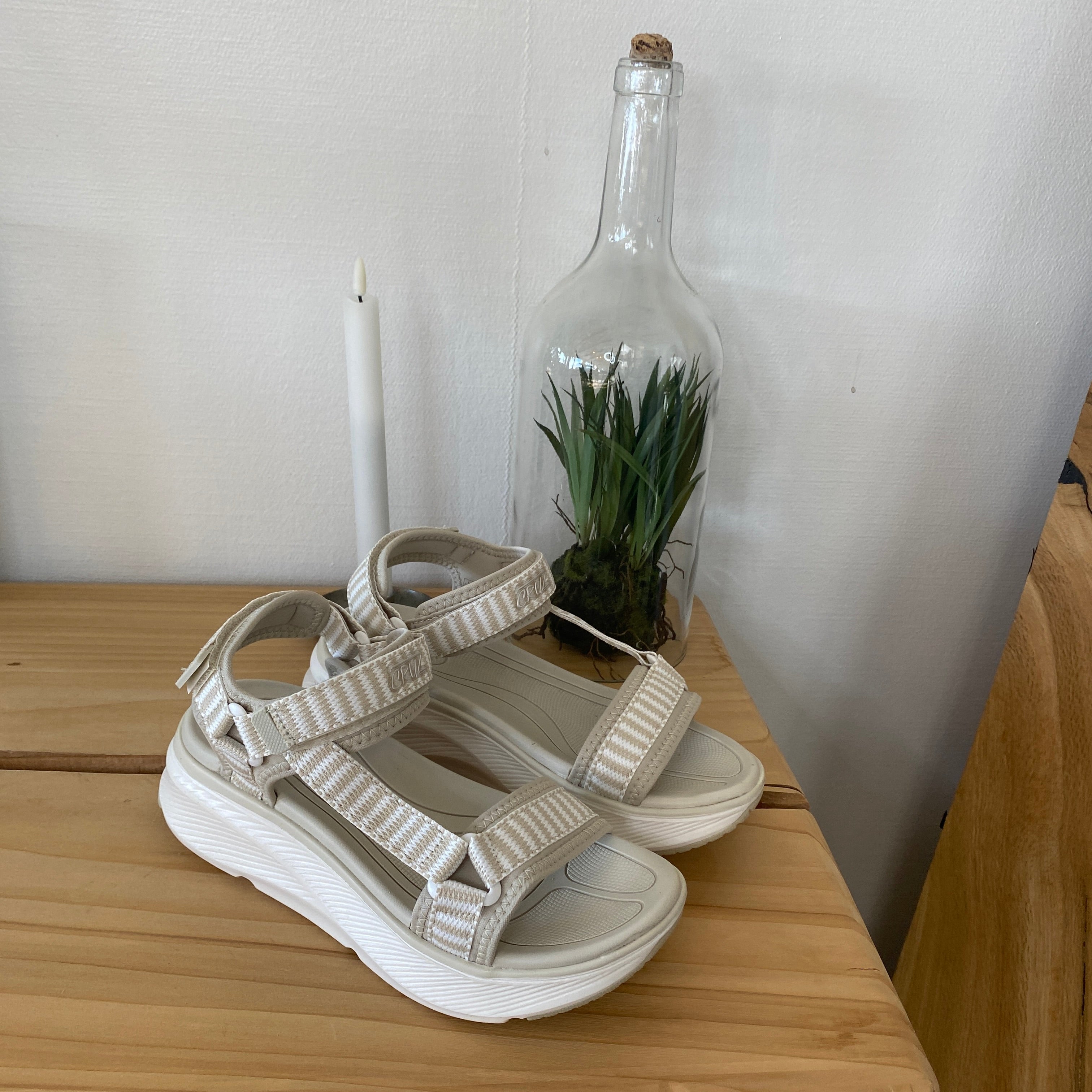 Cruz sandal i beige – Lett og komfortabel med justerbare remmer