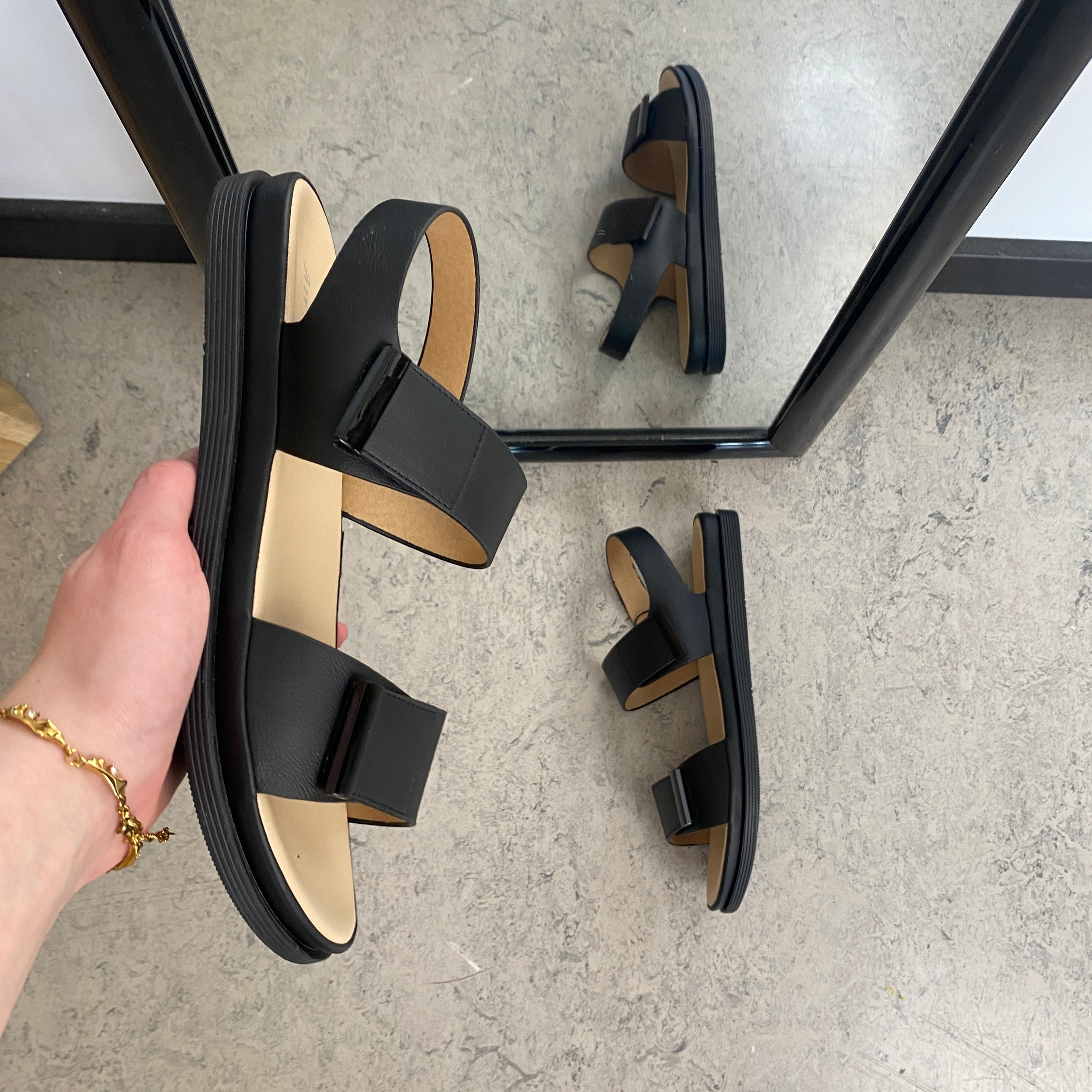 Svart sandal med justerbare remmer og myk komfortsåle