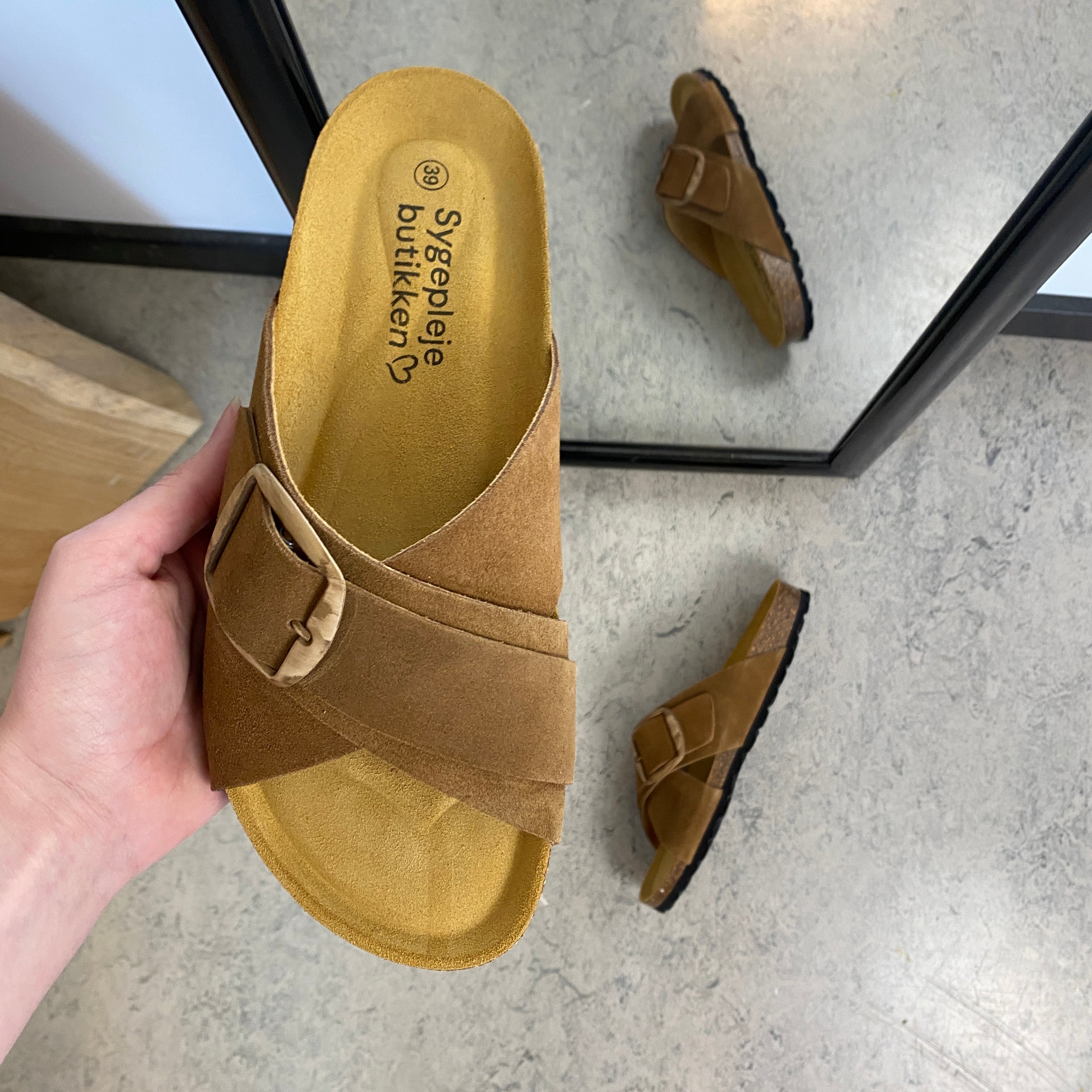 Brun slip-on sandal med dobbel rem – komfortsandal med støtte | Sykepleiebutikk.no