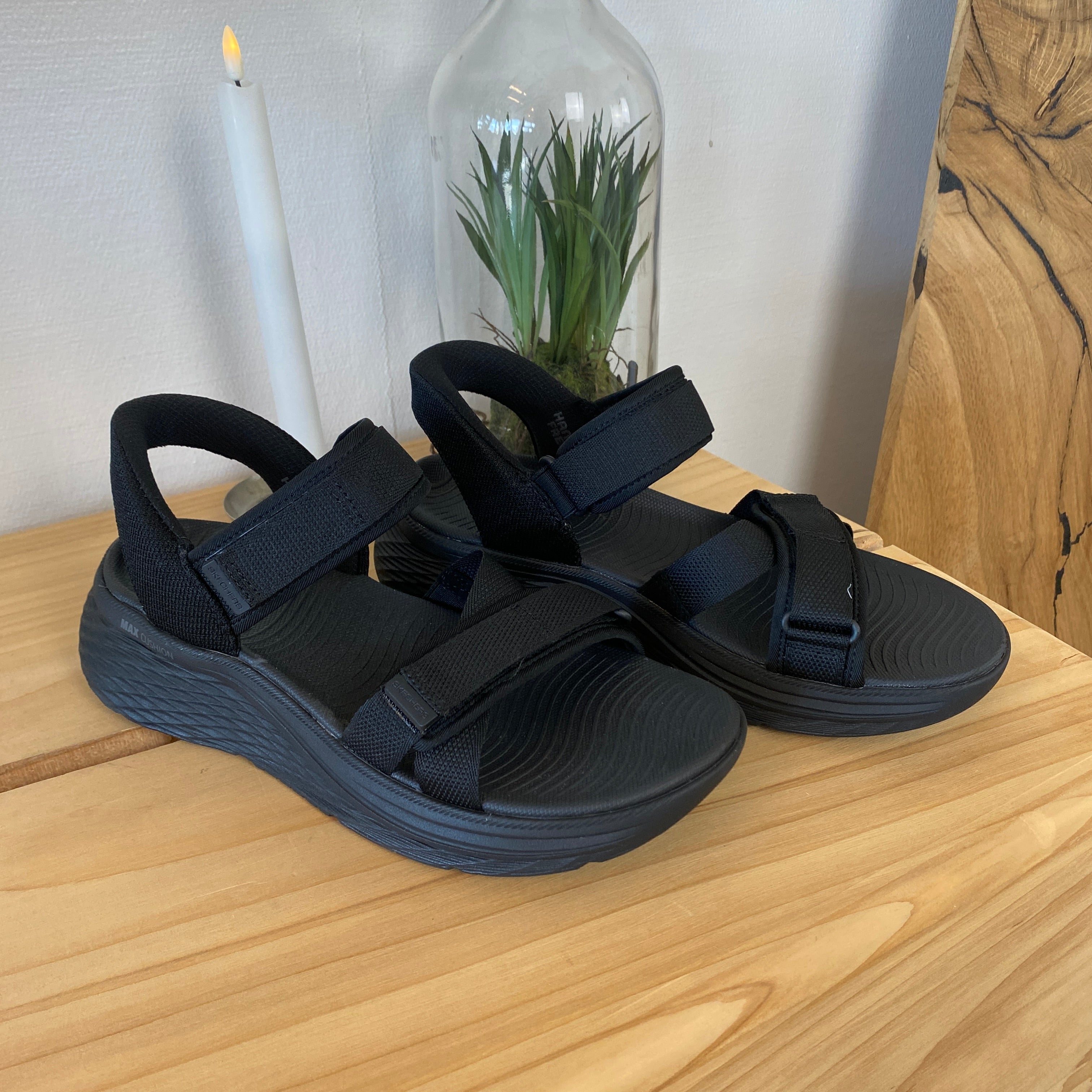 Skechers Max Cushioning sandal i svart – maksimal komfort og enkel Slip-ins-passform