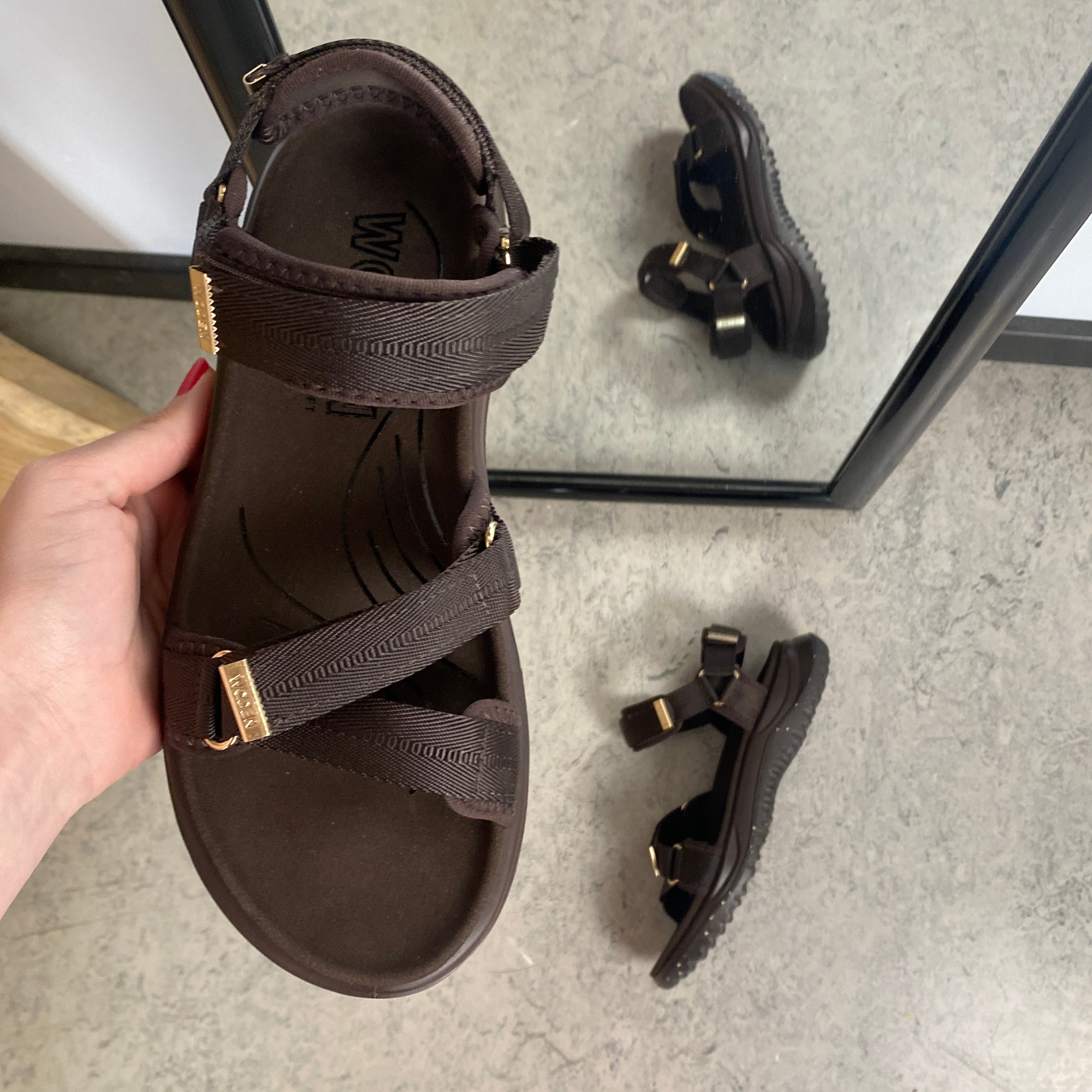 Mørkebrun Woden Solvej sandal – lett komfort, støtte i fotbuen & justerbar passform