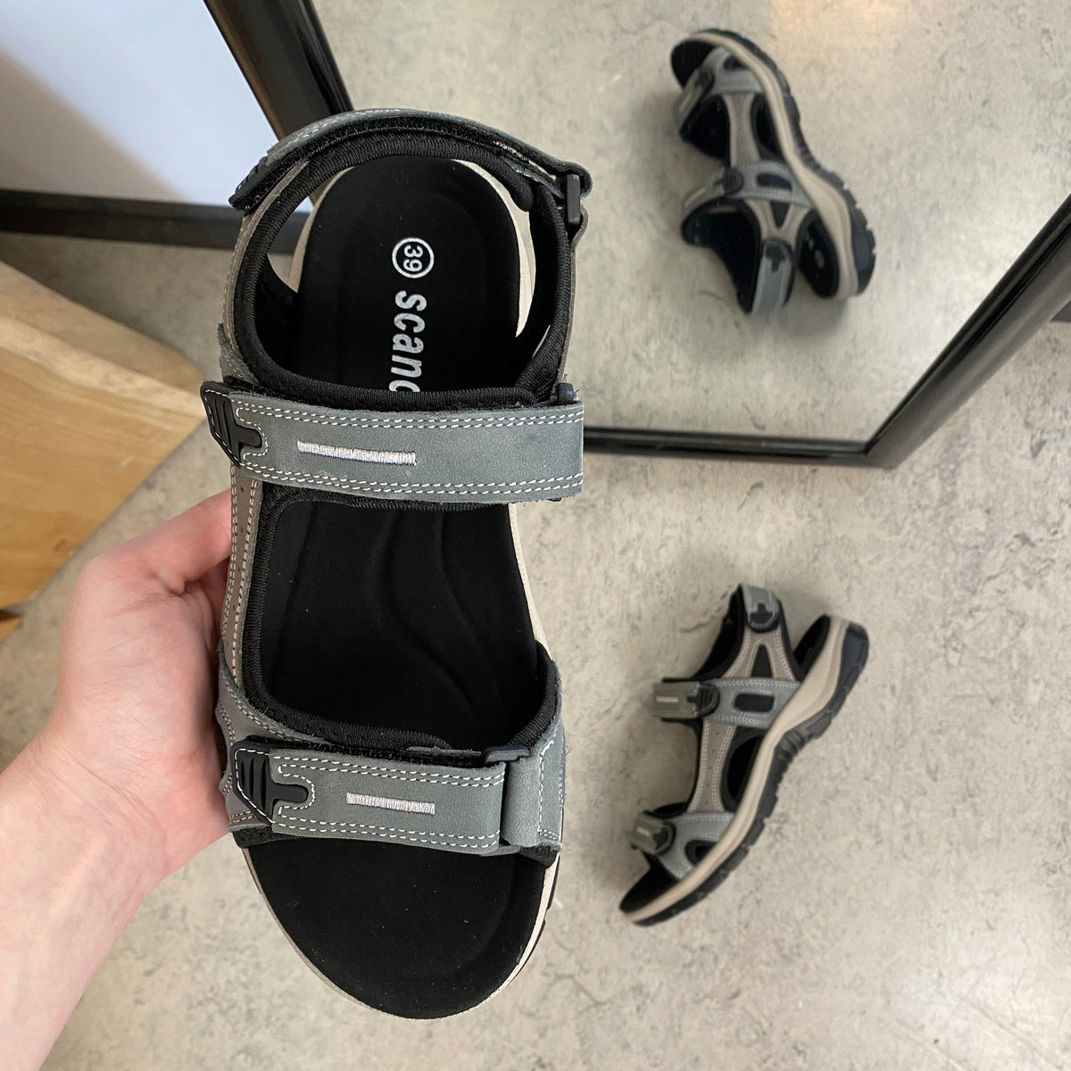 Robust sandal med justerbar passform i gråblå