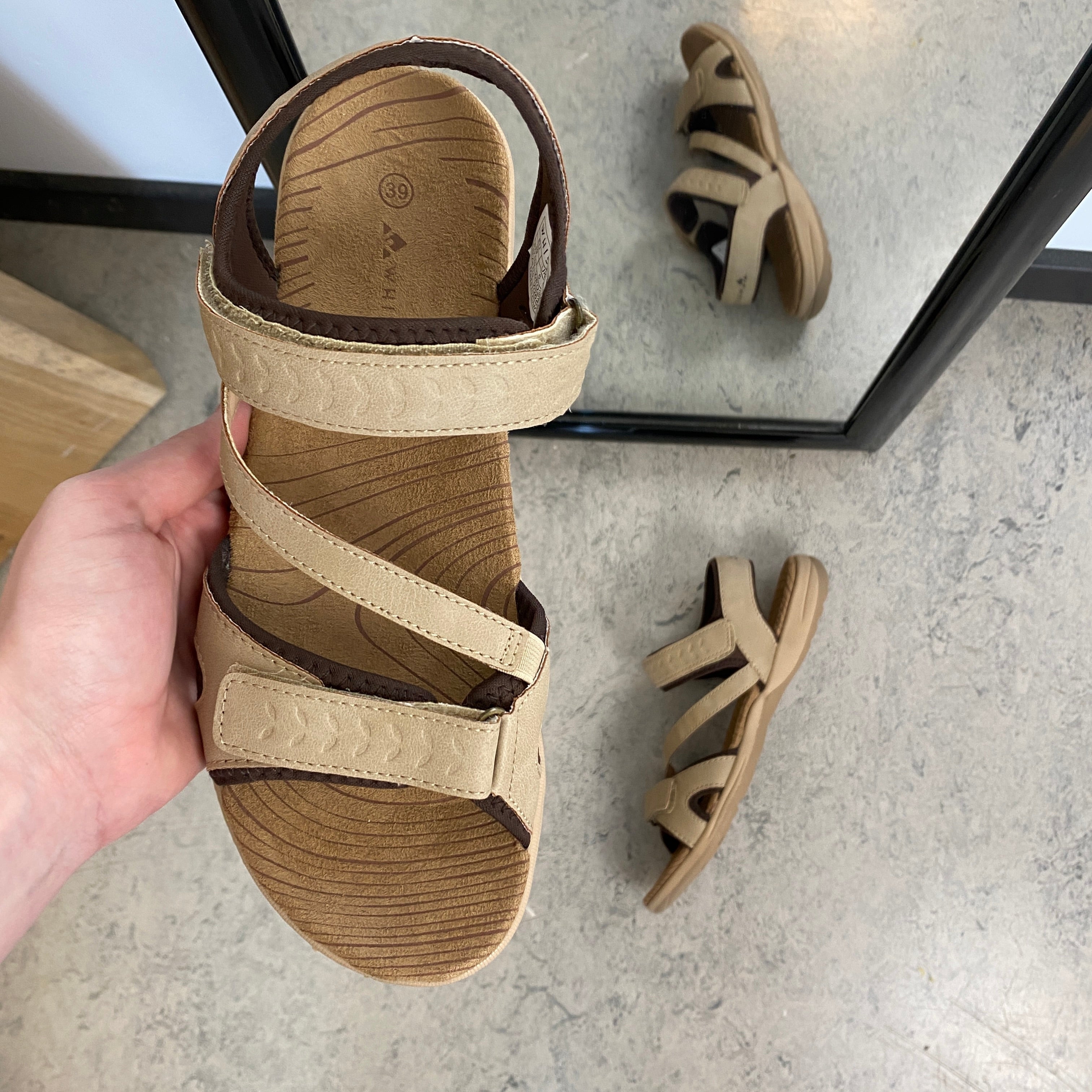 Whistler sandal i beige med stabil såle og justerbar passform