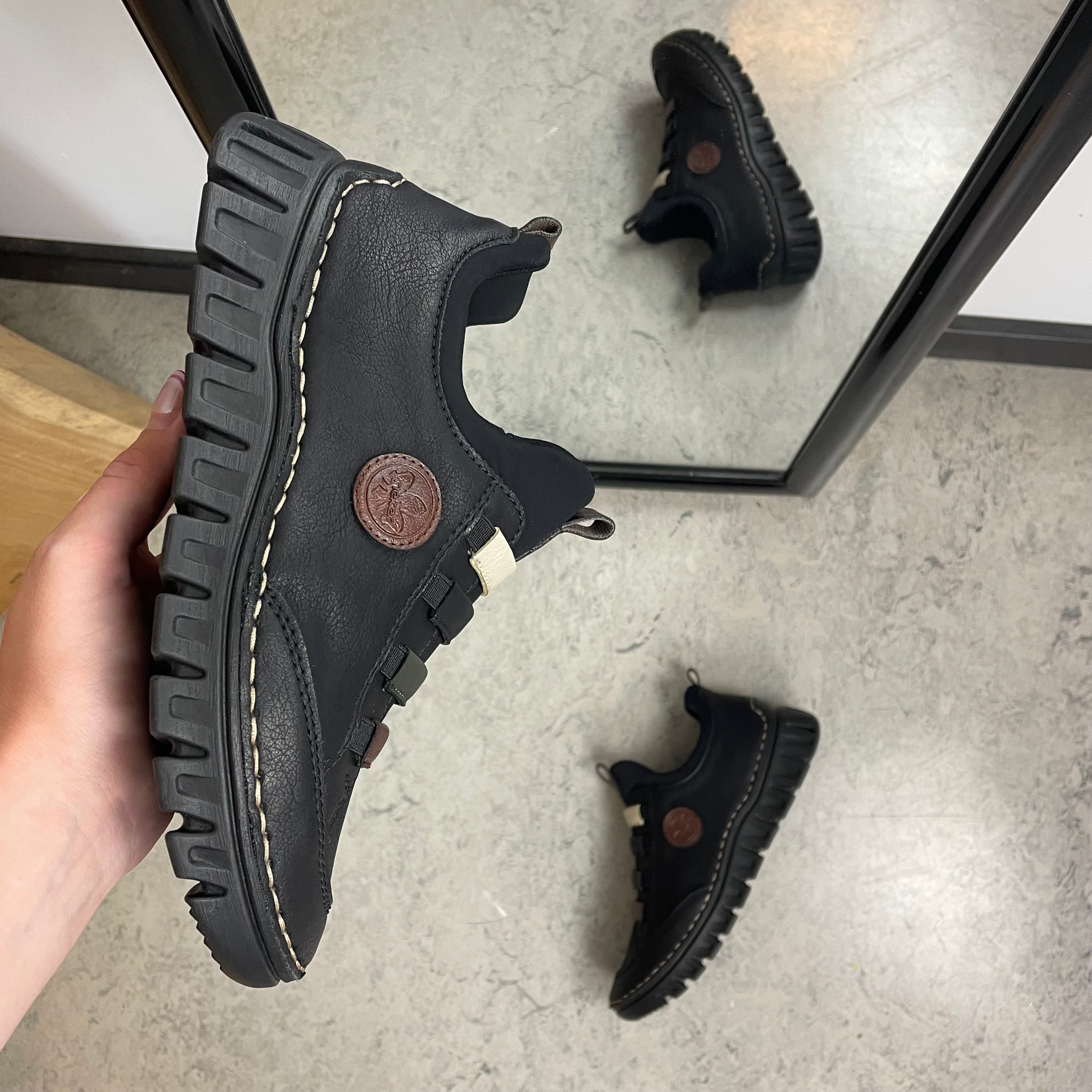 Rieker sko til dame i svart – fleksibel slip-on-komfort