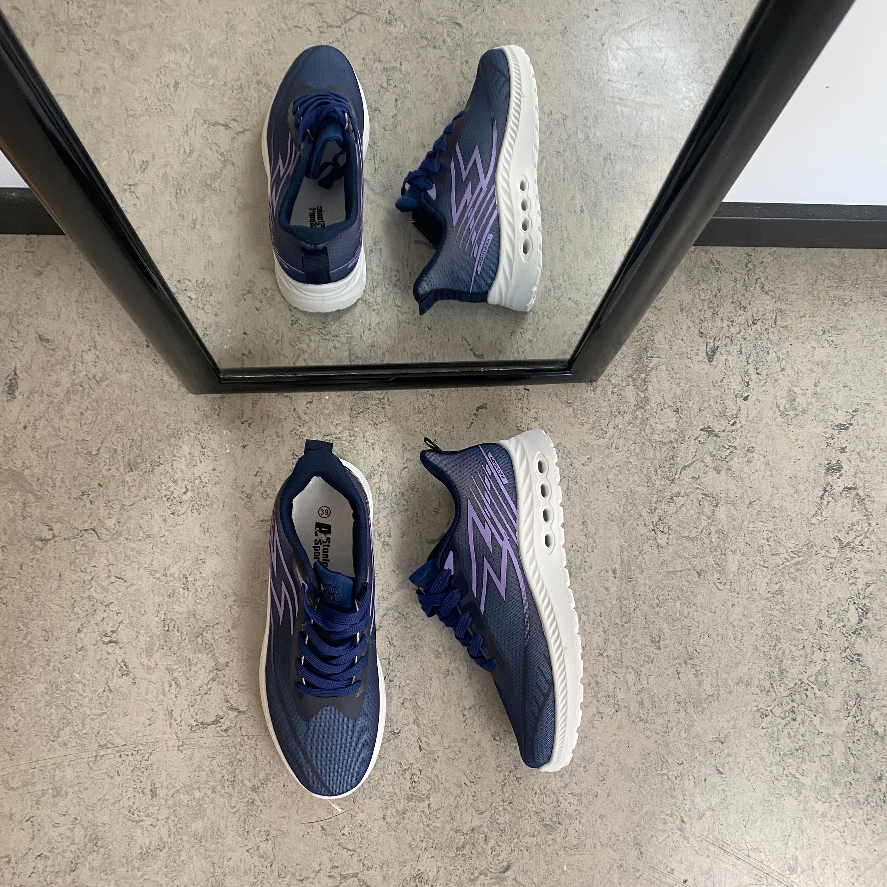 Blå lette sneakers i mesh med støtdempende såle