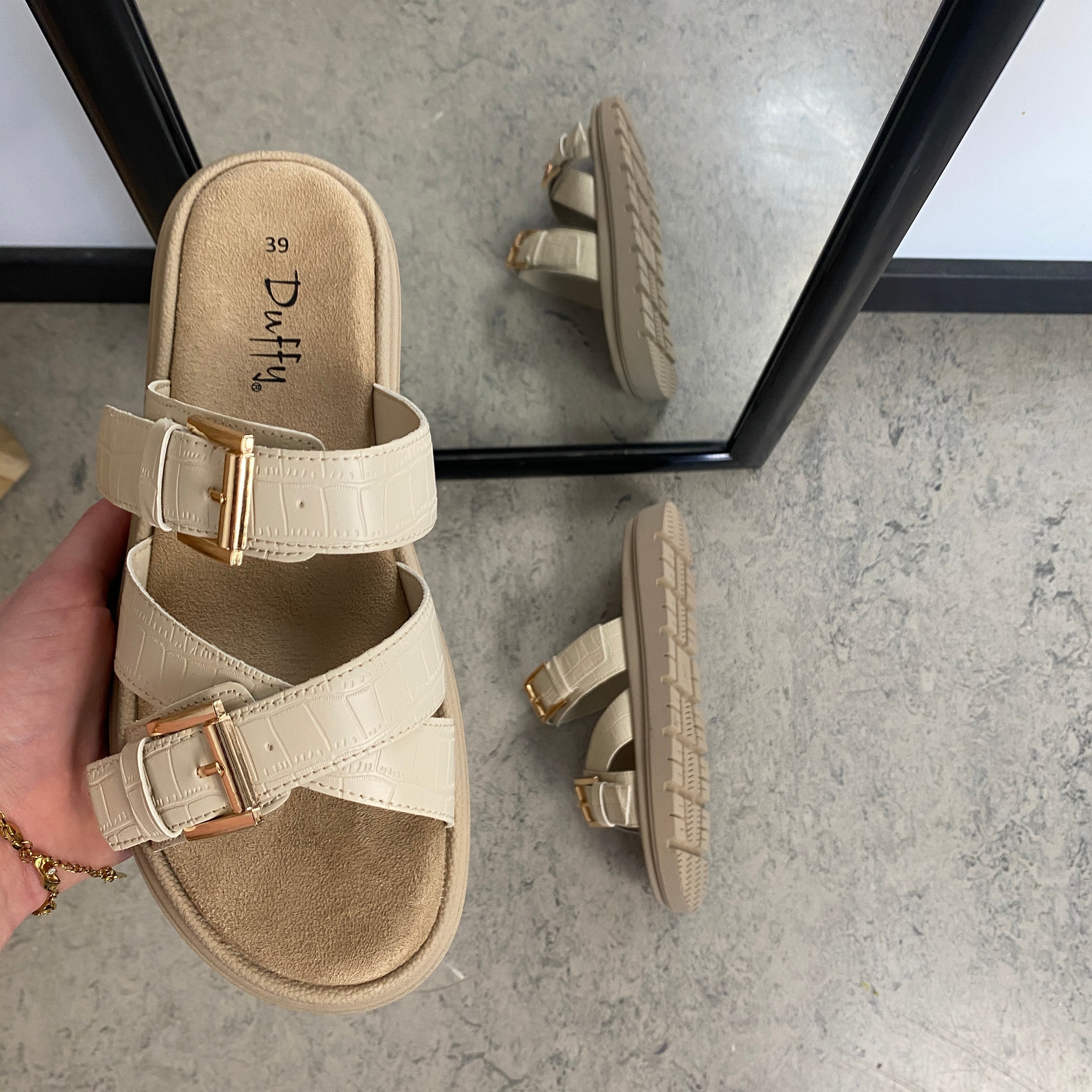 Beige komfortabel sandal med justerbare remmer og stabil såle