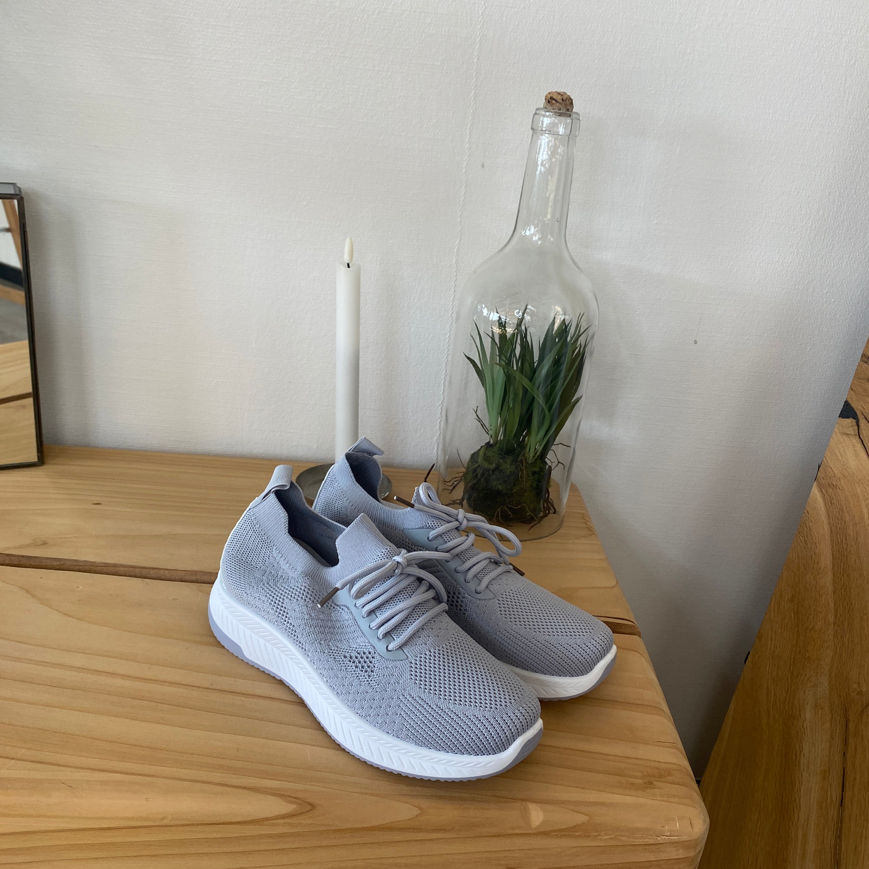 Grå slip-on lettvekts sneaker i pustende strikk