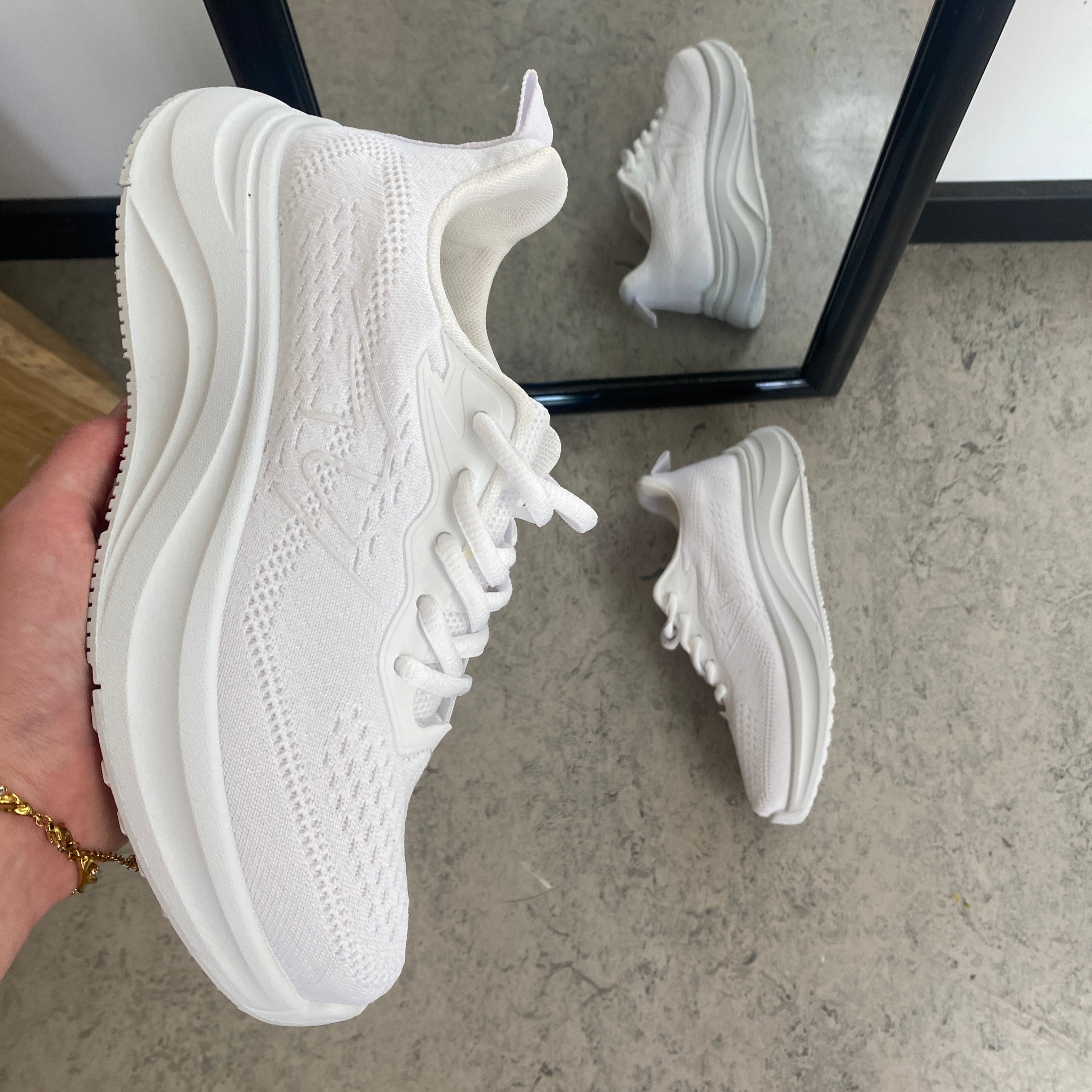 Hvit lettvekts-sneaker med støtdemping og pustende mesh