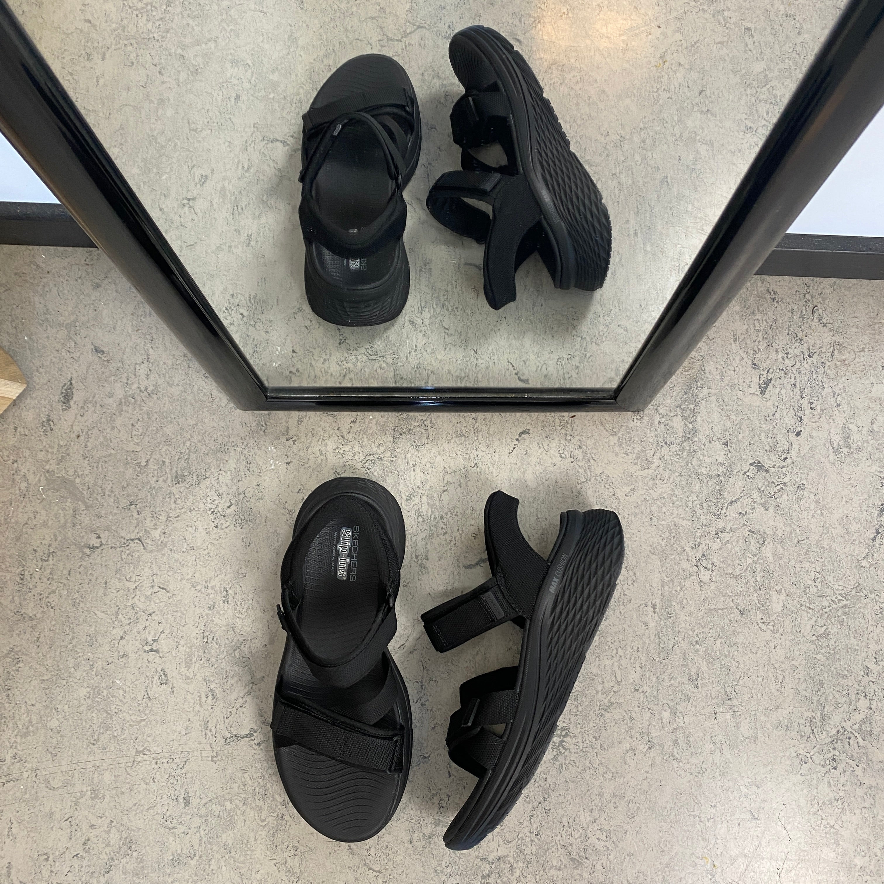 Skechers Max Cushioning sandal i svart – maksimal komfort og enkel Slip-ins-passform