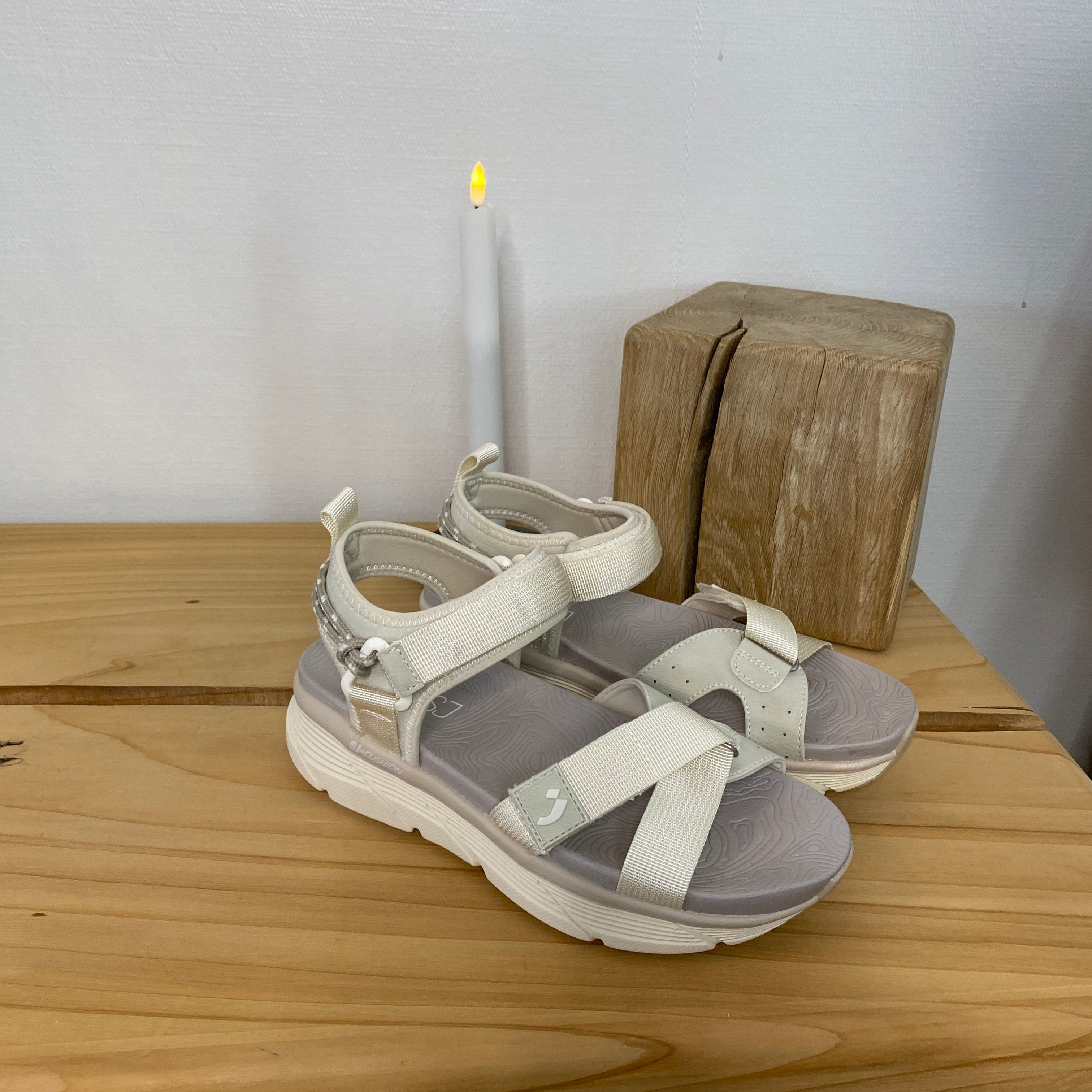 Lettvektssandal fra Sykepleiebutikk.no - beige