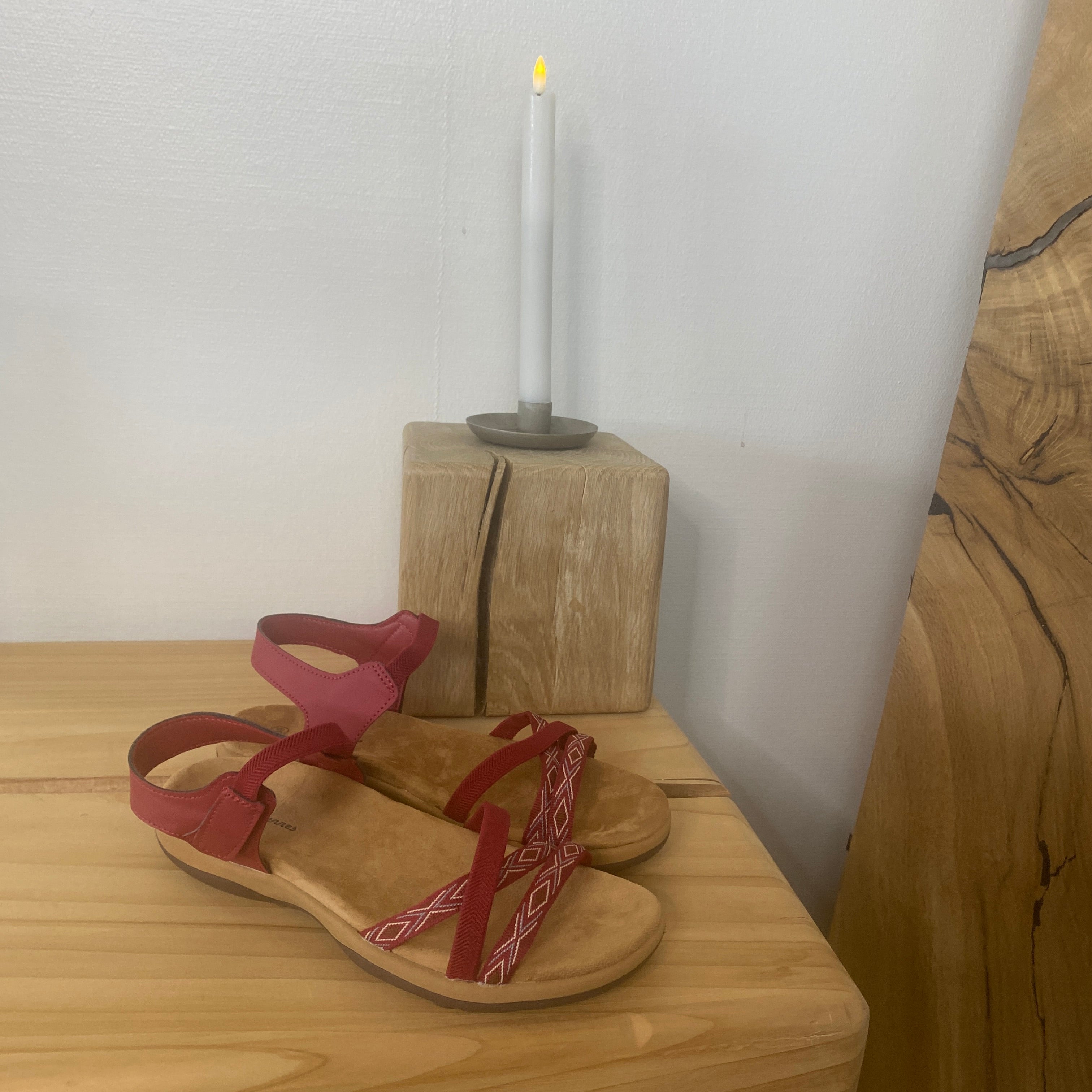 Rød sandal med elastiske reimer og borrelås – feminin og fleksibel til sommeren