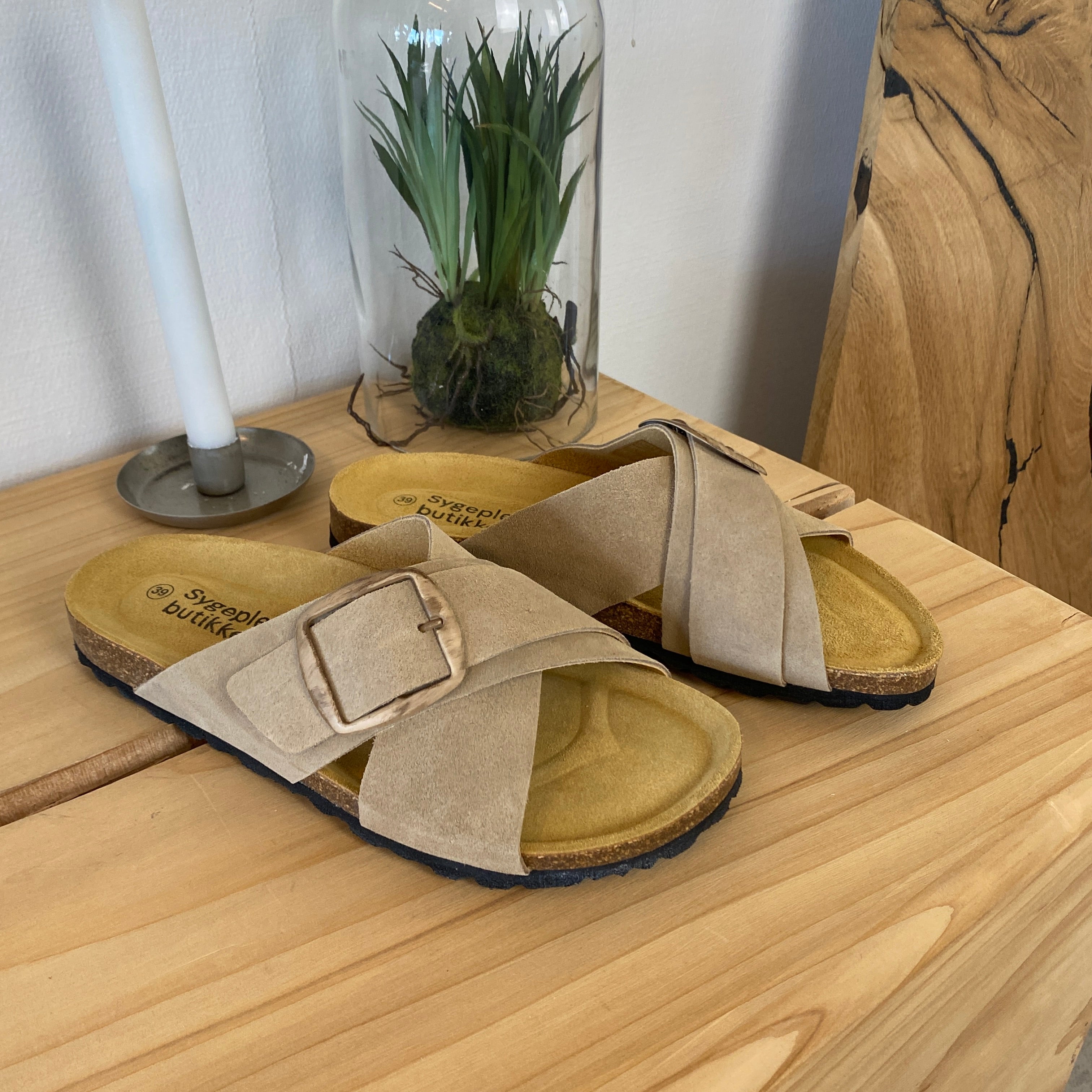 Lys brun slip-on sandal i skinn med dobbel rem – komfort og støtte fra Sykepleiebutikk.no