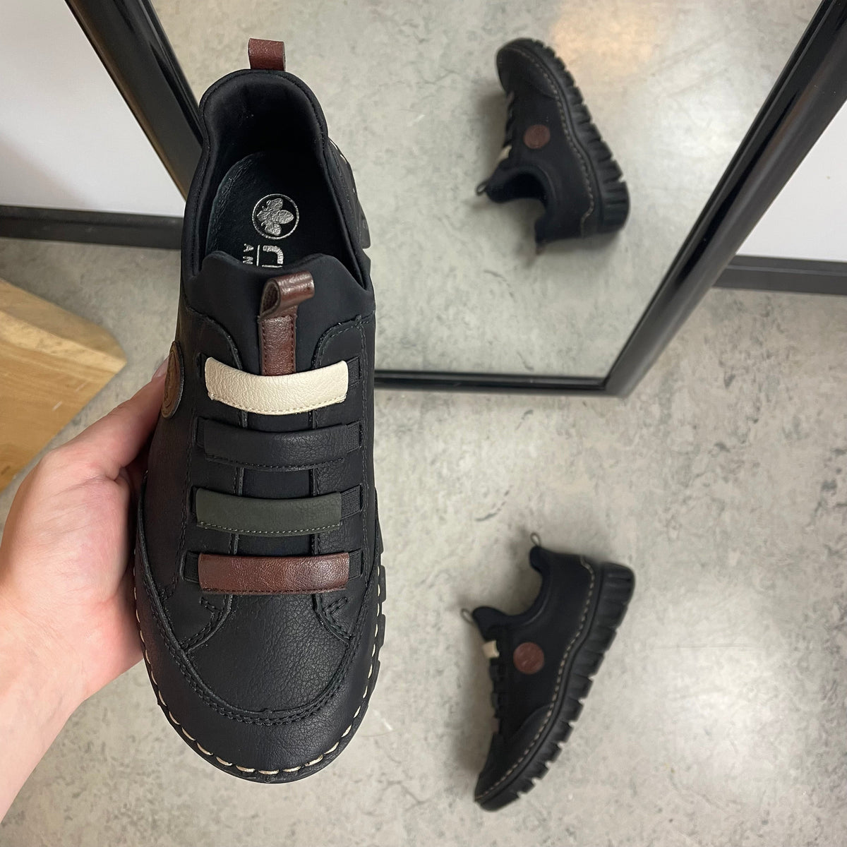 Rieker sko til dame i svart – fleksibel slip-on-komfort