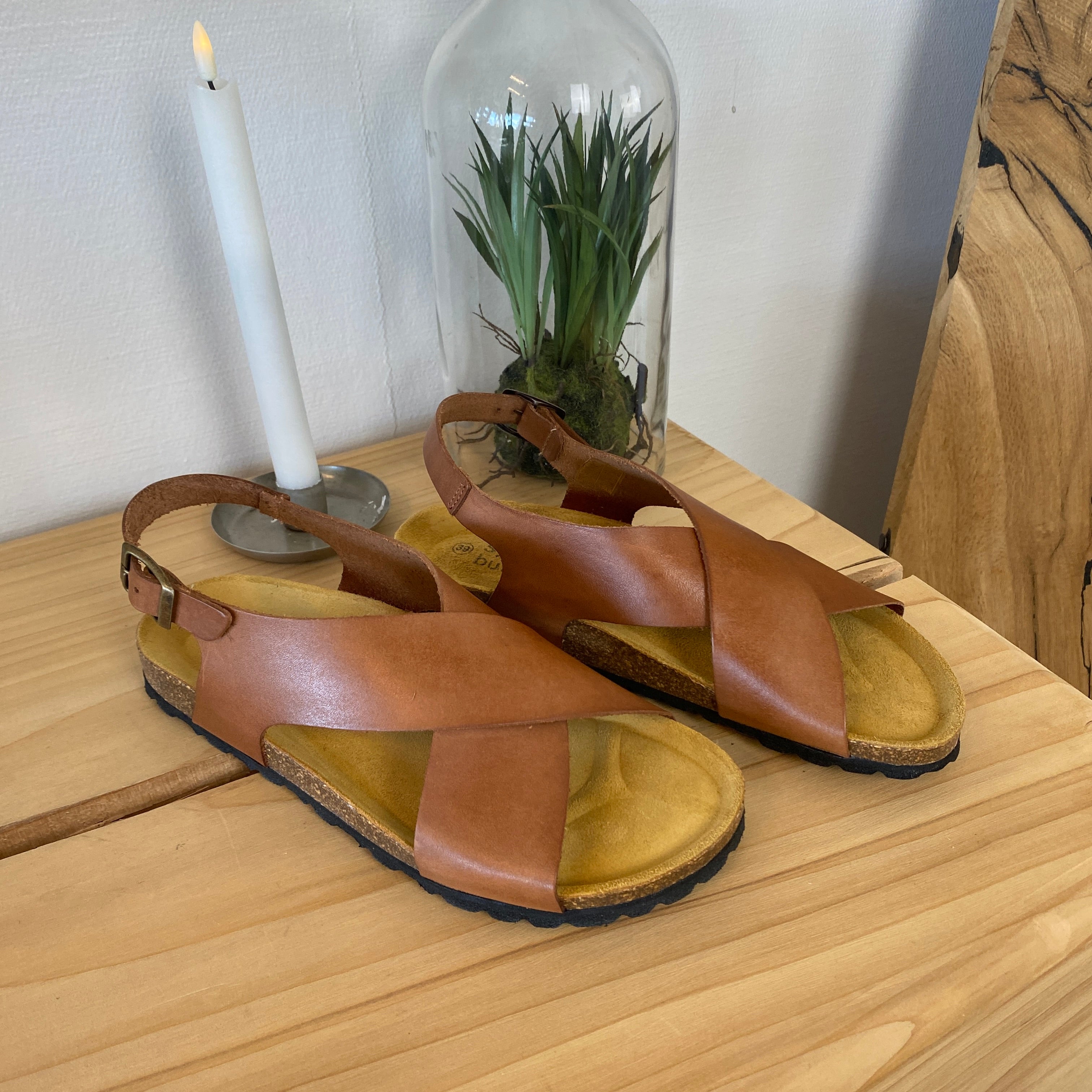 Brun sandal i glatt skinn med kryssremmer & hælrem | Sykepleiebutikk.no