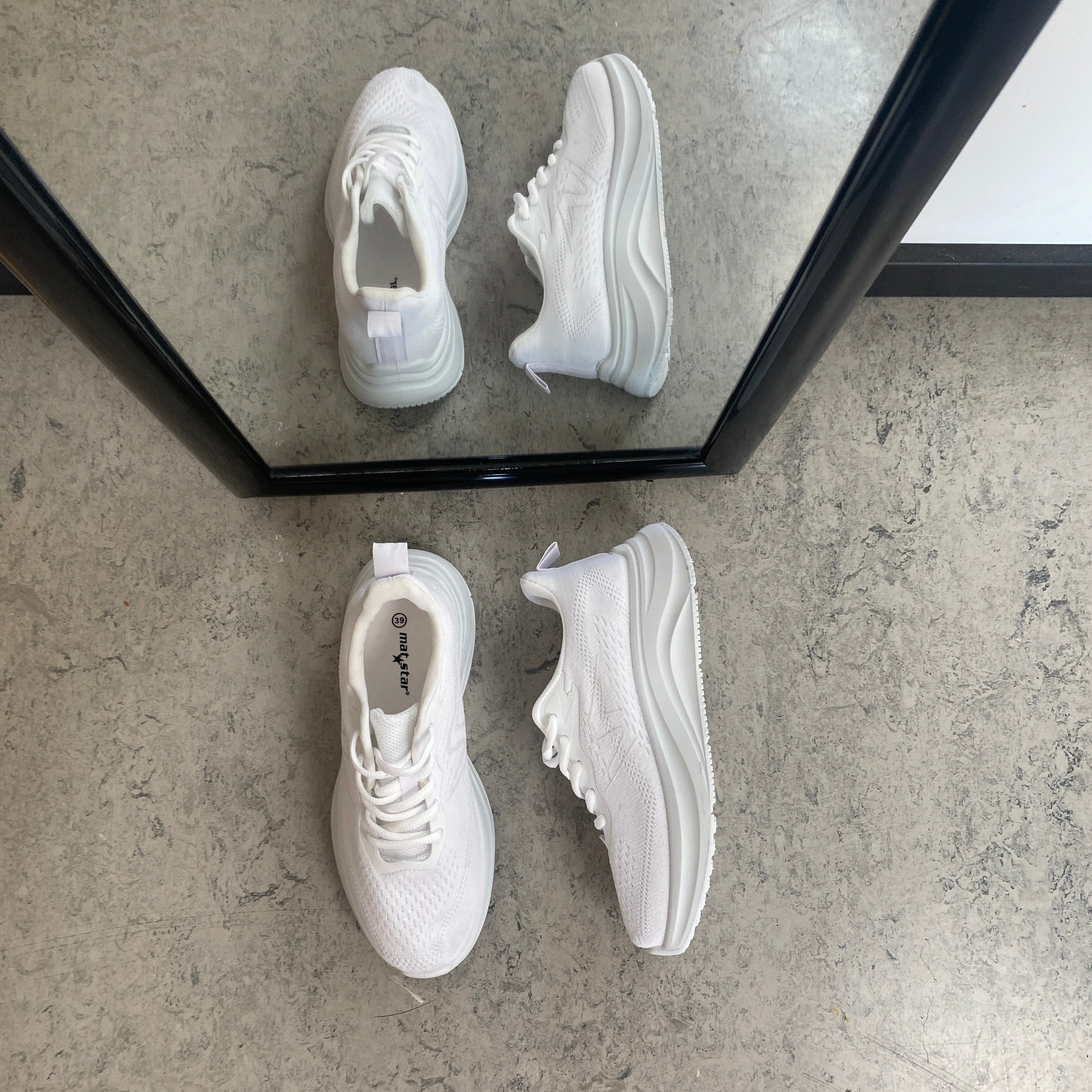 Hvit lettvekts-sneaker med støtdemping og pustende mesh