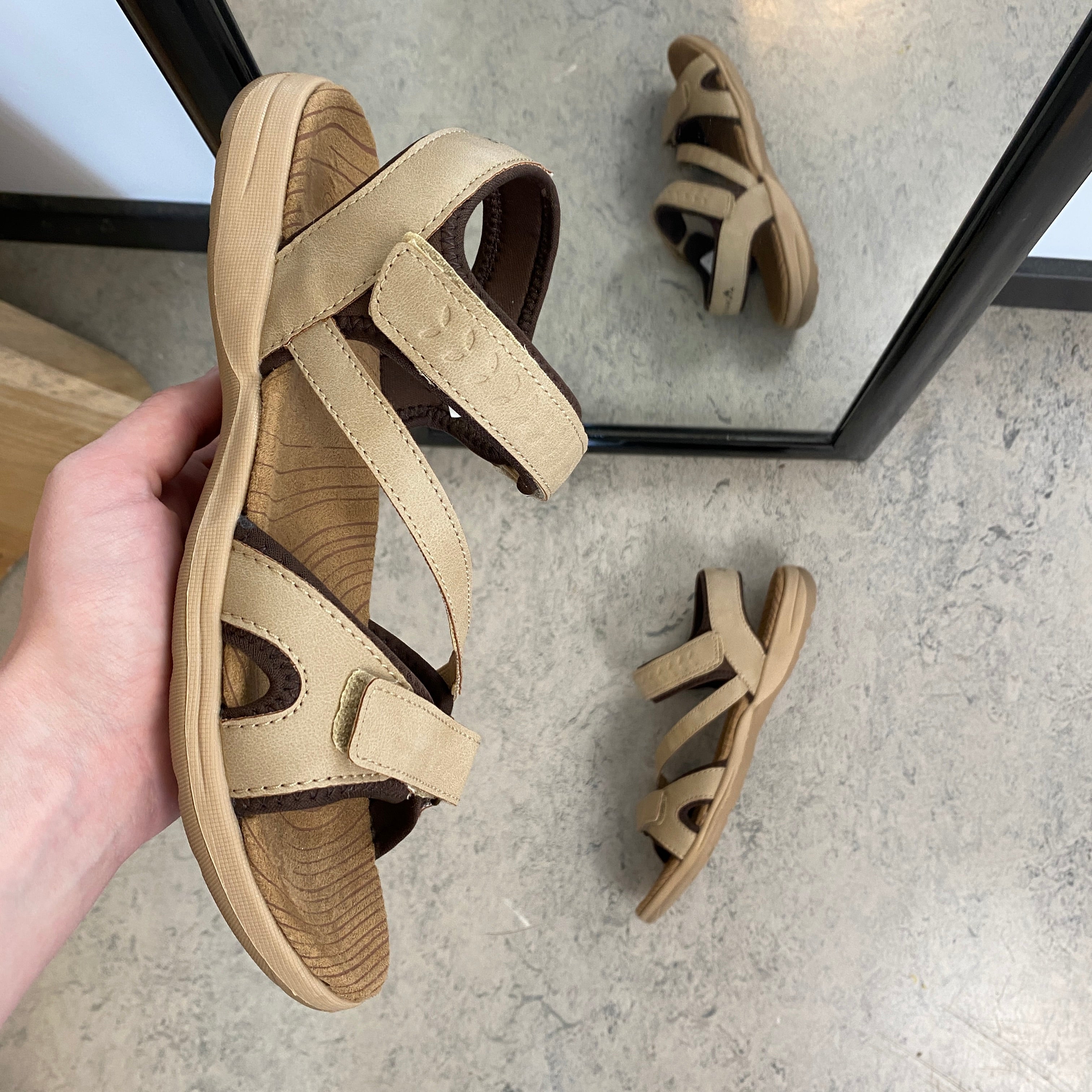 Whistler sandal i beige med stabil såle og justerbar passform