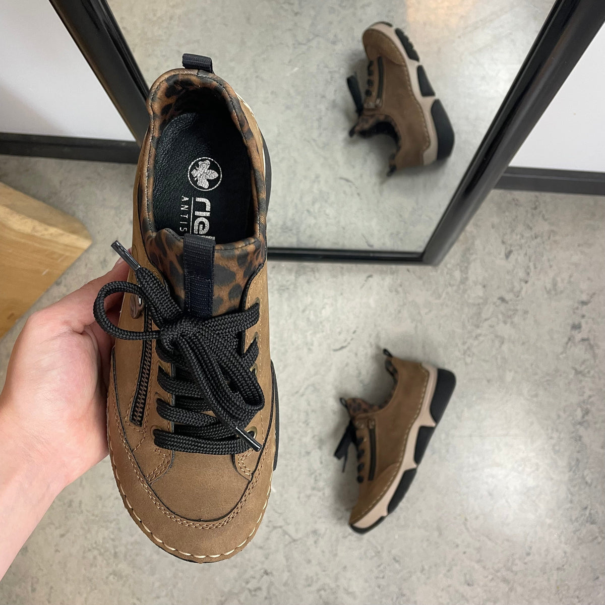 Rieker sneakers til dame i brun med leoparddetaljer – myk komfort og støtdemping til hverdagen
