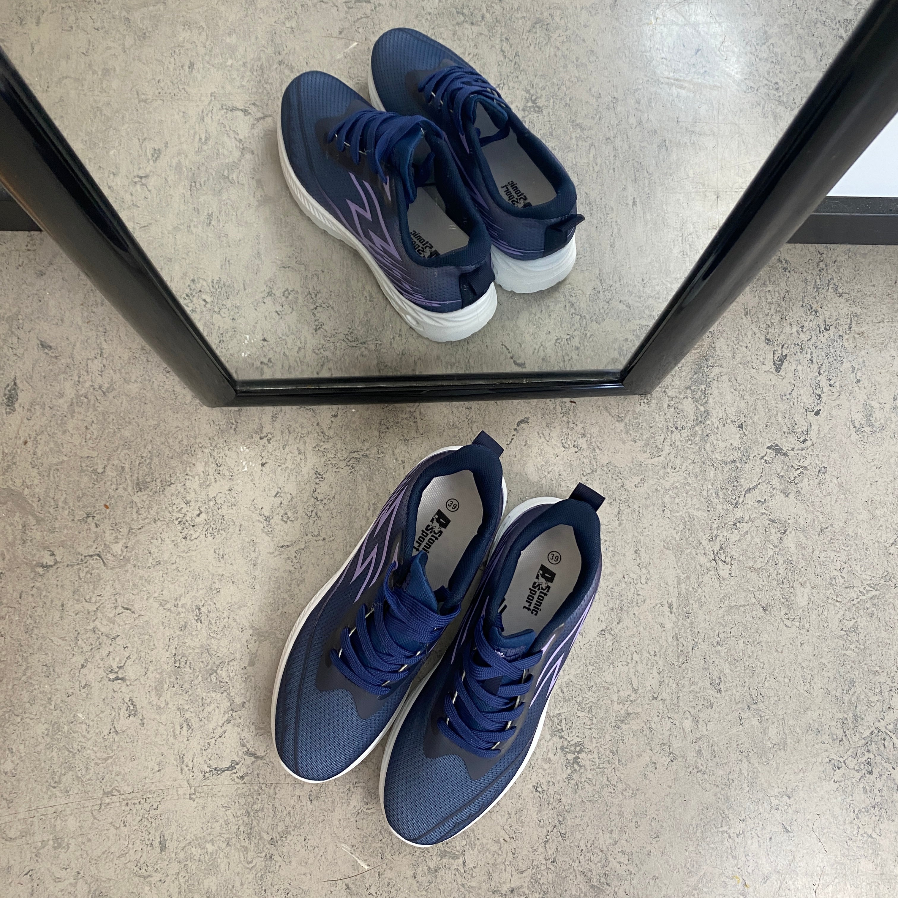 Blå lette sneakers i mesh med støtdempende såle