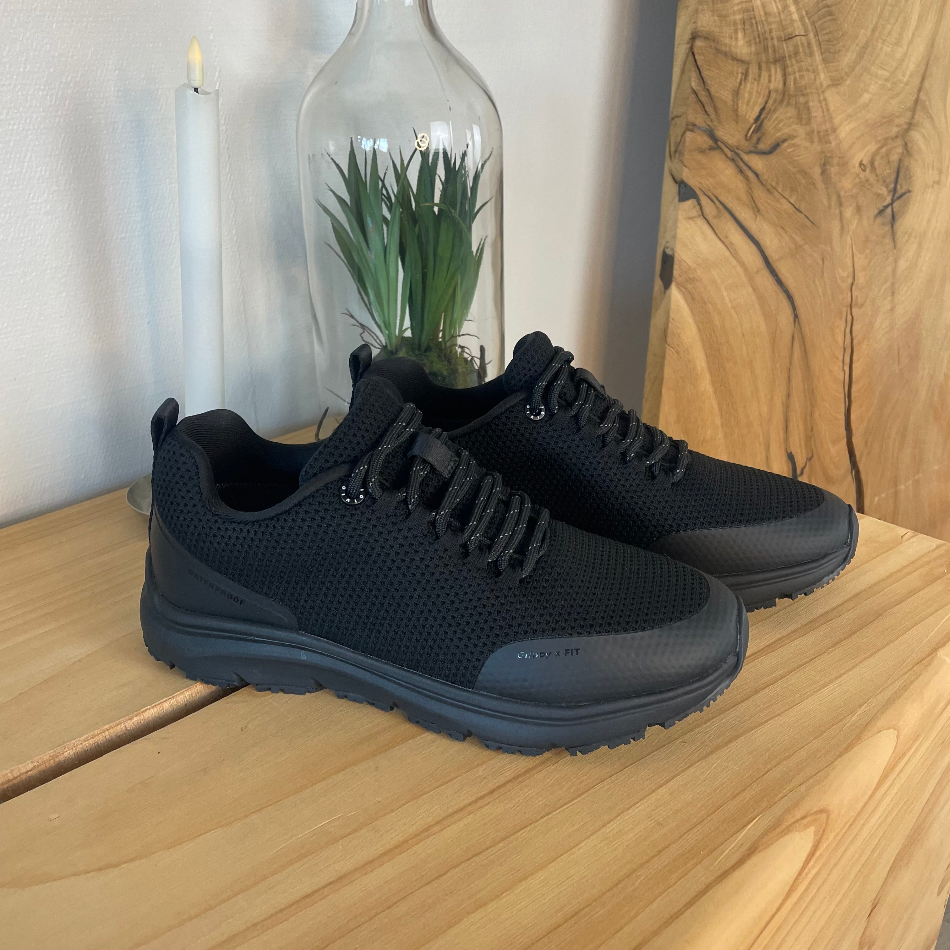 Vannavvisende komfort-sneaker i svart med sklisikker såle