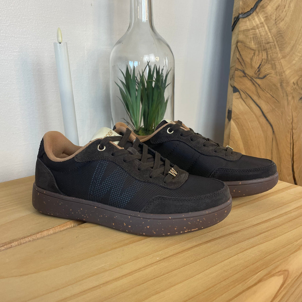 Woden Line Sneak – mørkebrun sneaker med gulldetaljer og myk komfort