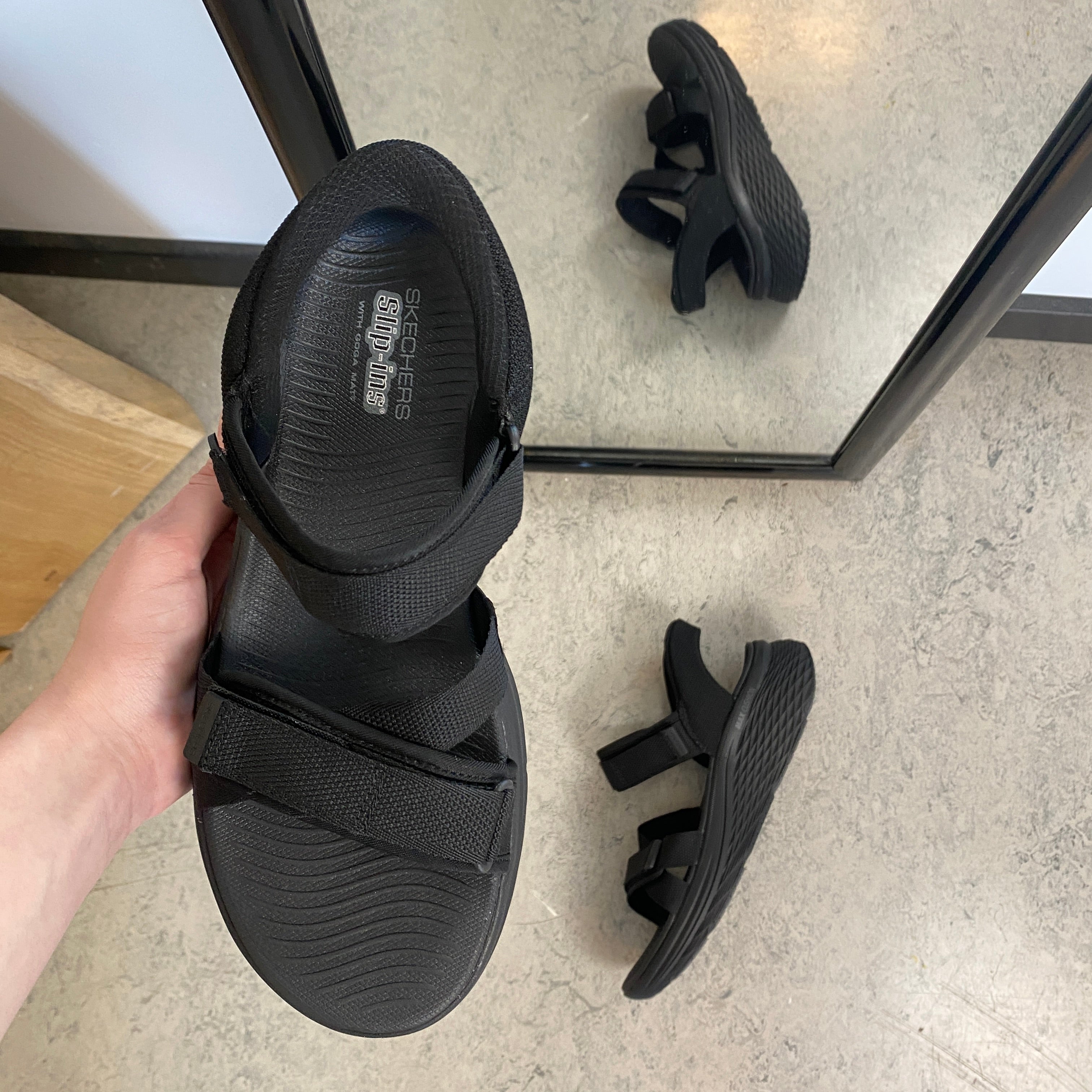 Skechers Max Cushioning sandal i svart – maksimal komfort og enkel Slip-ins-passform