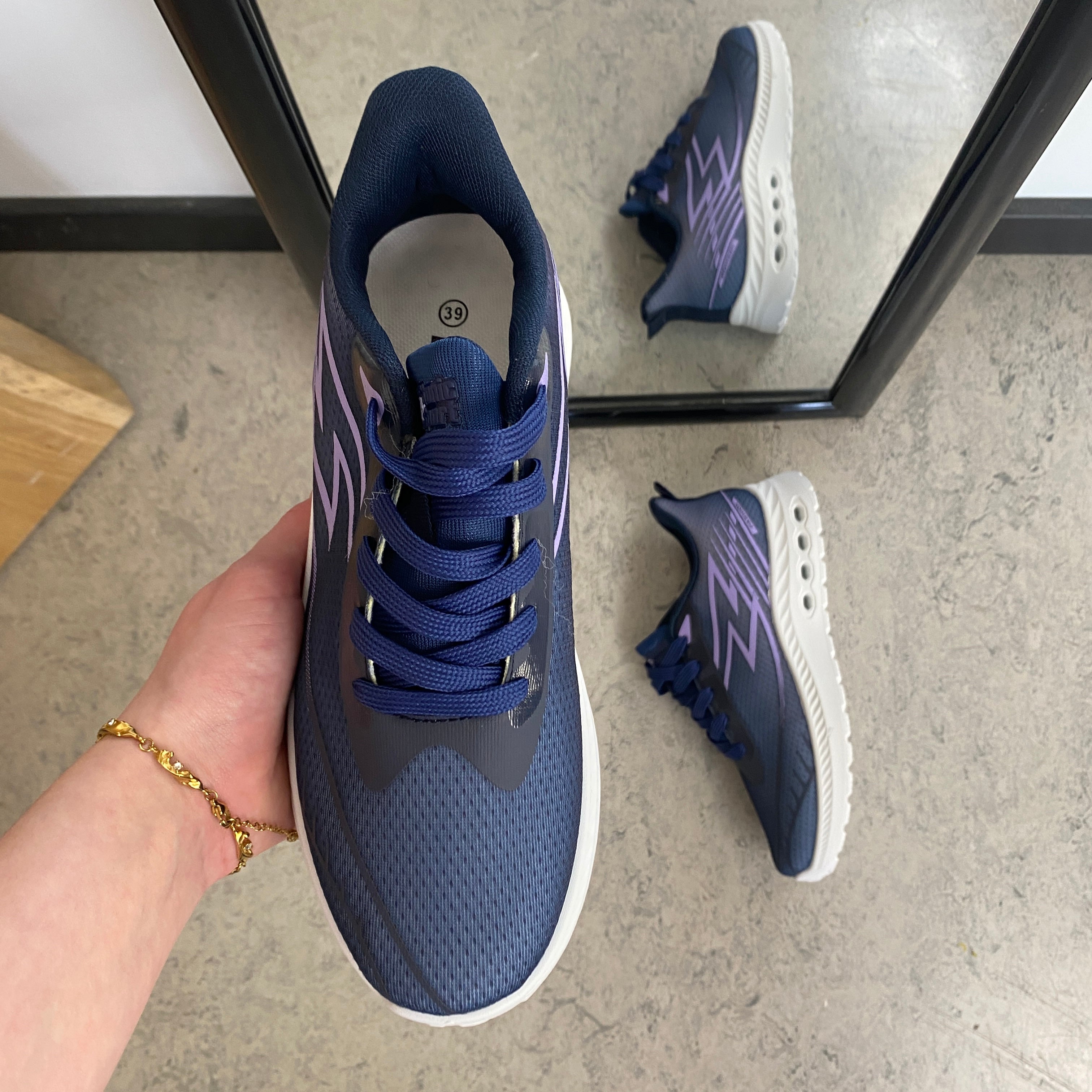 Blå lettvektsneakers i mesh med støtabsorberende såle