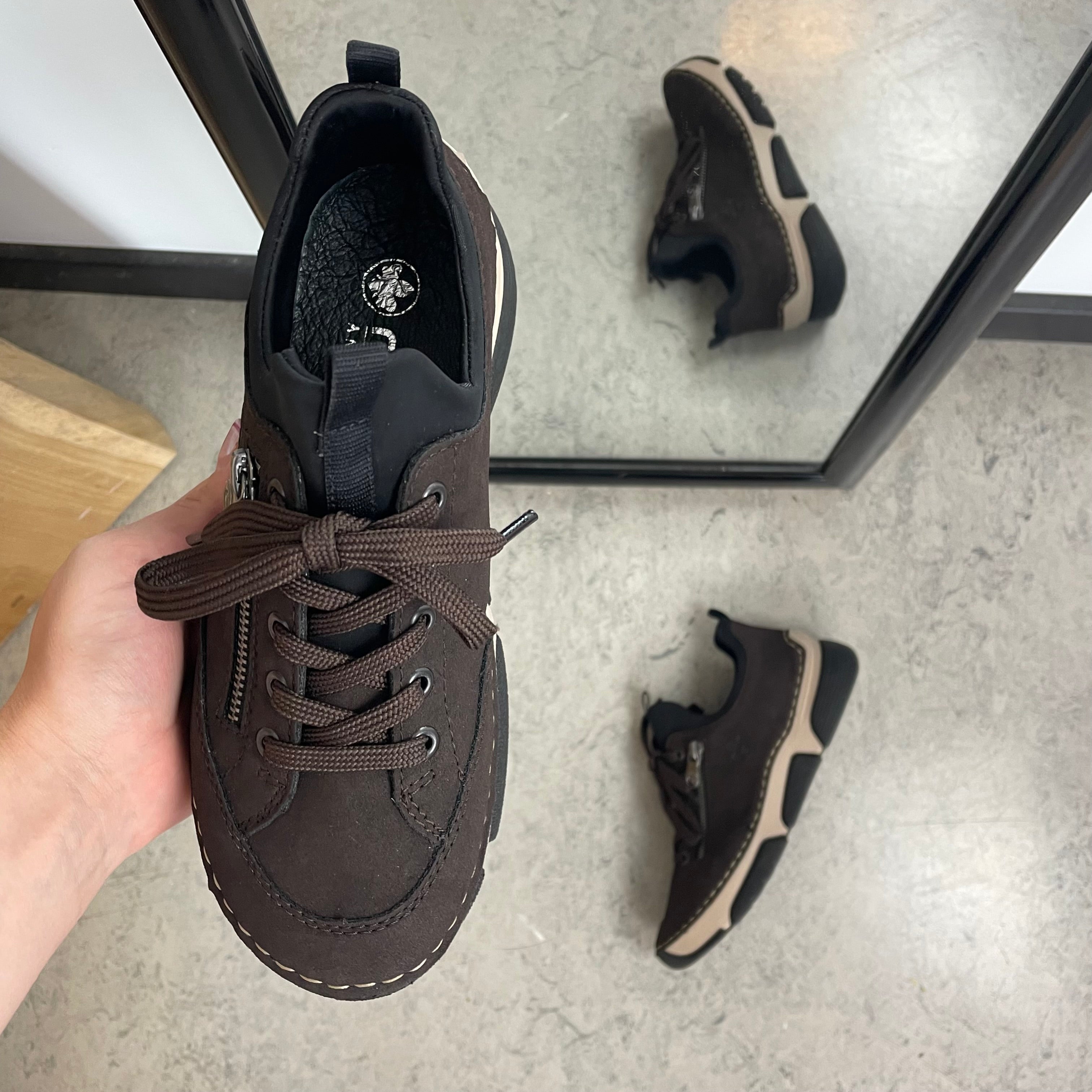 Rieker sneakers til dame i brun – myk komfort og støtdemping til hverdagen