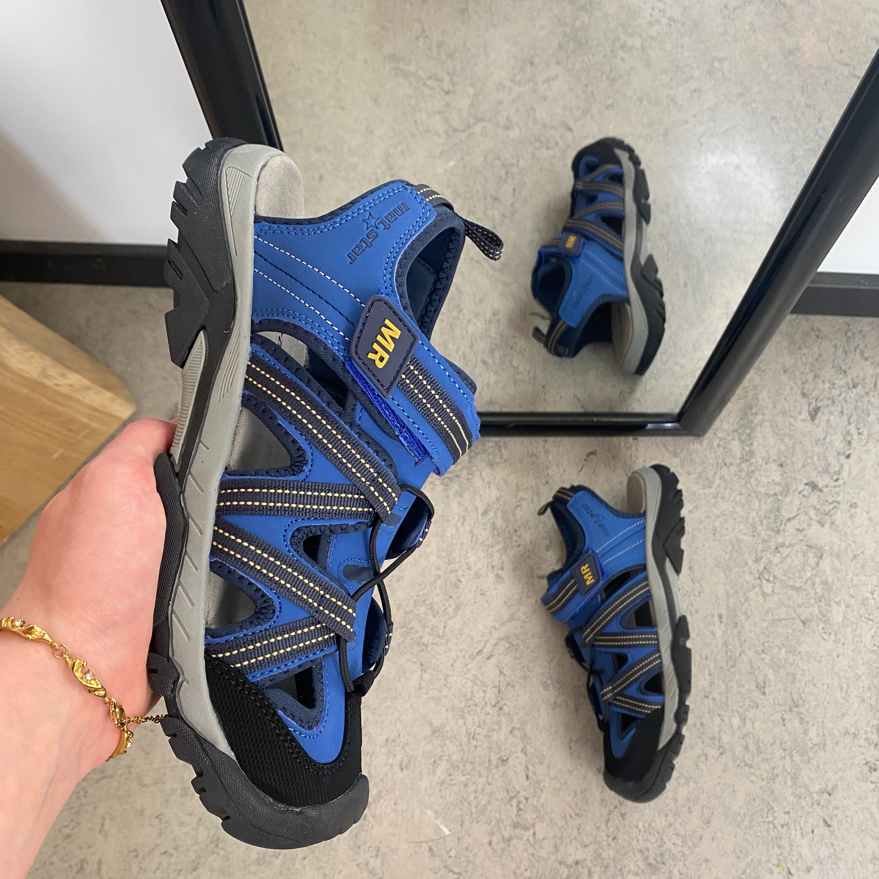 Robust tursandal i blå med god støtte