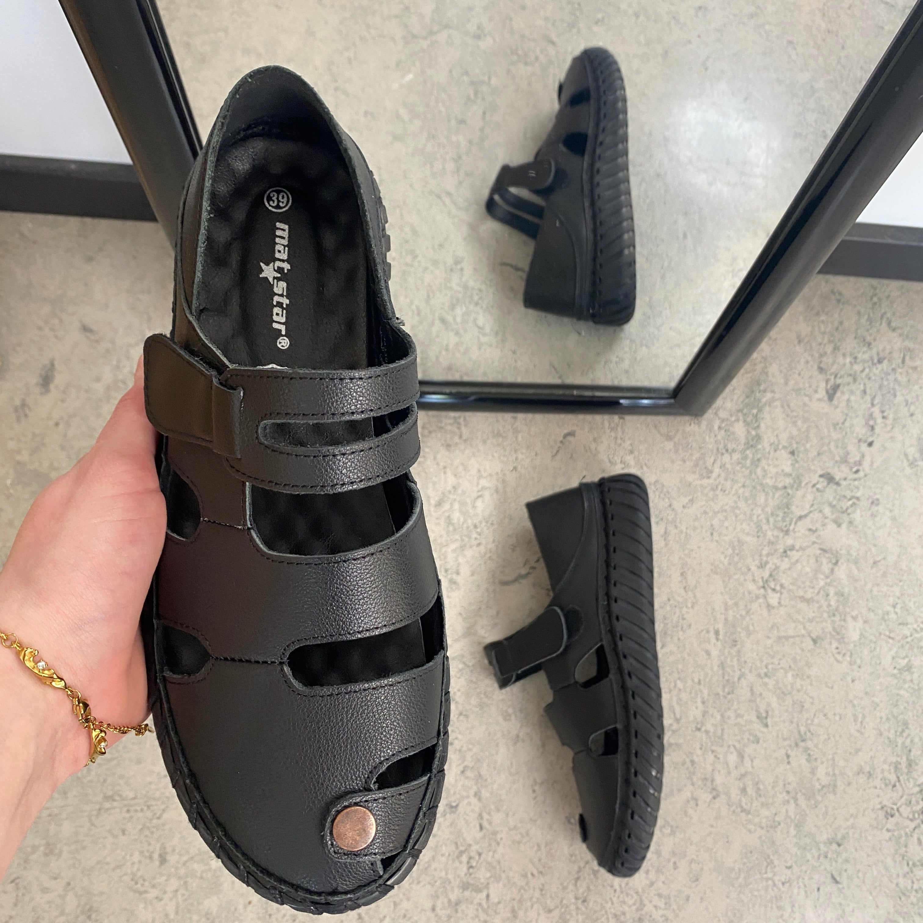 Svart komfortsandal med lukket tå og fleksibel såle