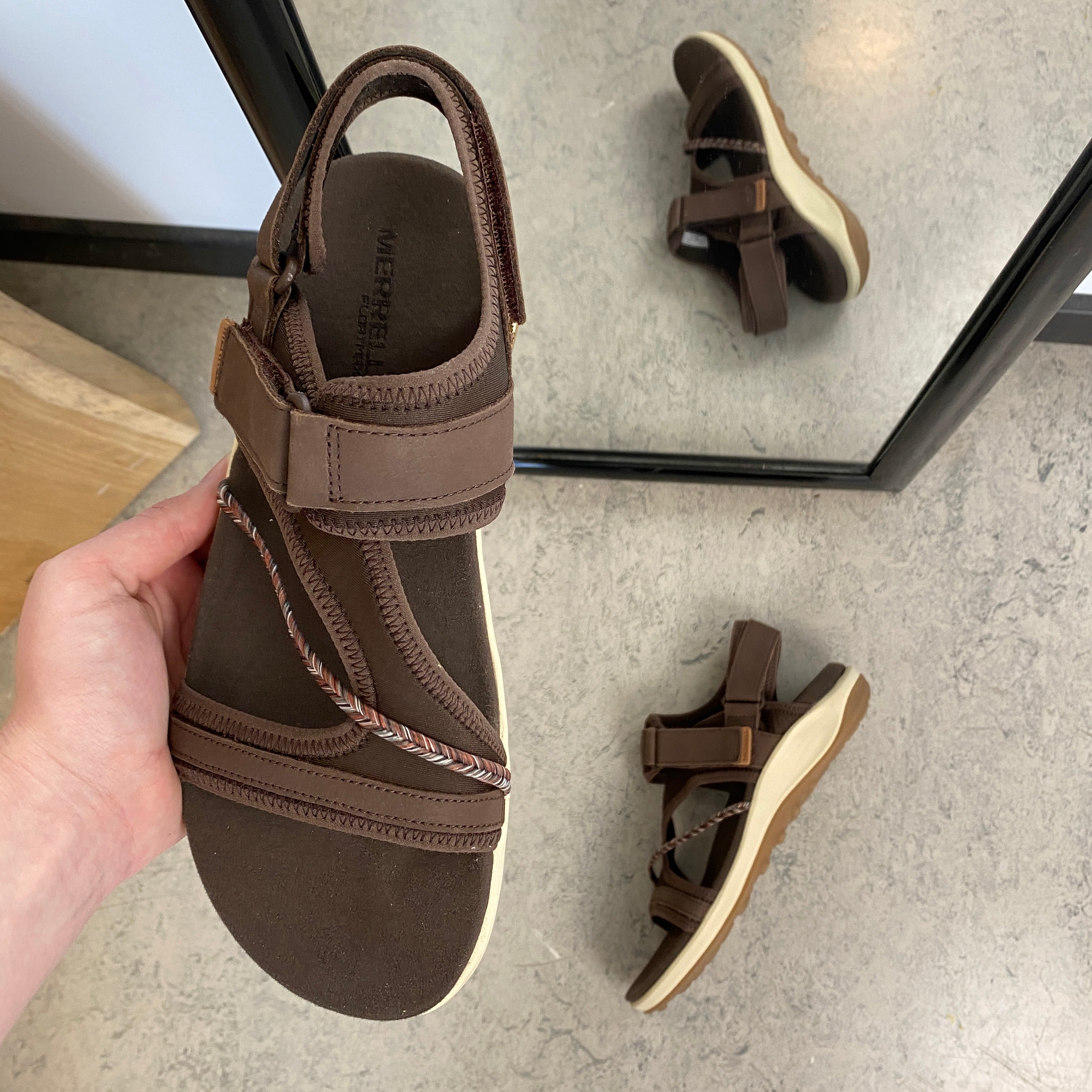 Brun Merrell-sandal – lett og komfortabel sandal med justerbar passform
