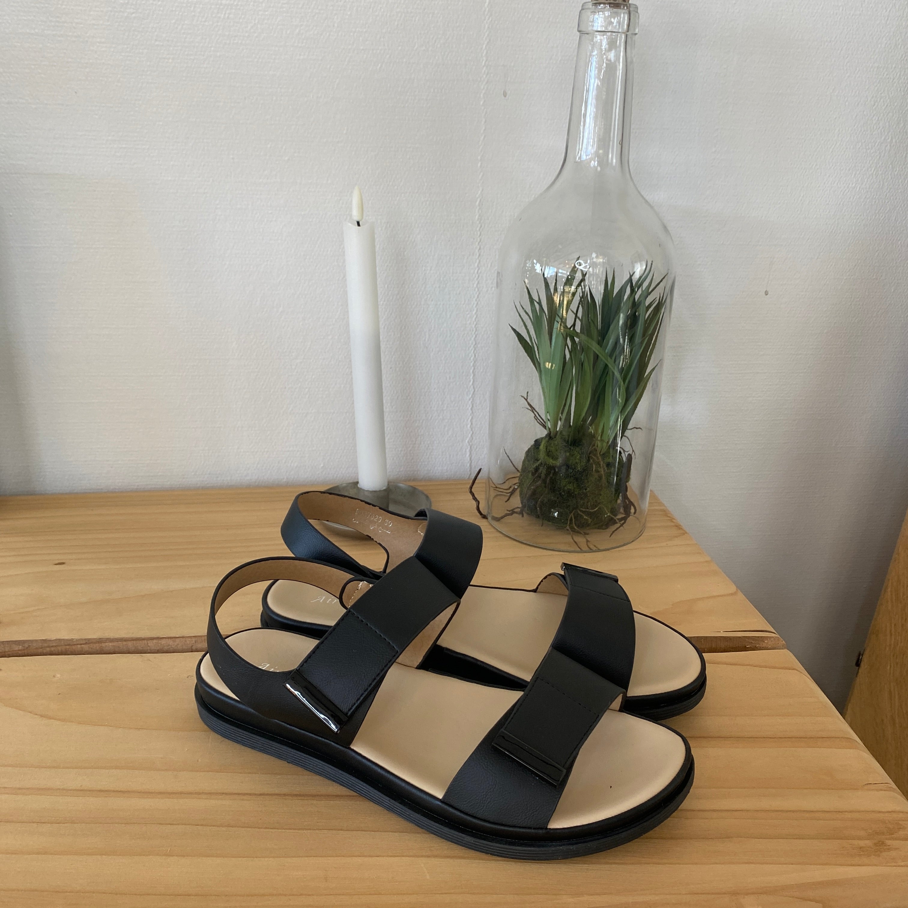 Svart sandal med justerbare remmer og myk komfortsåle