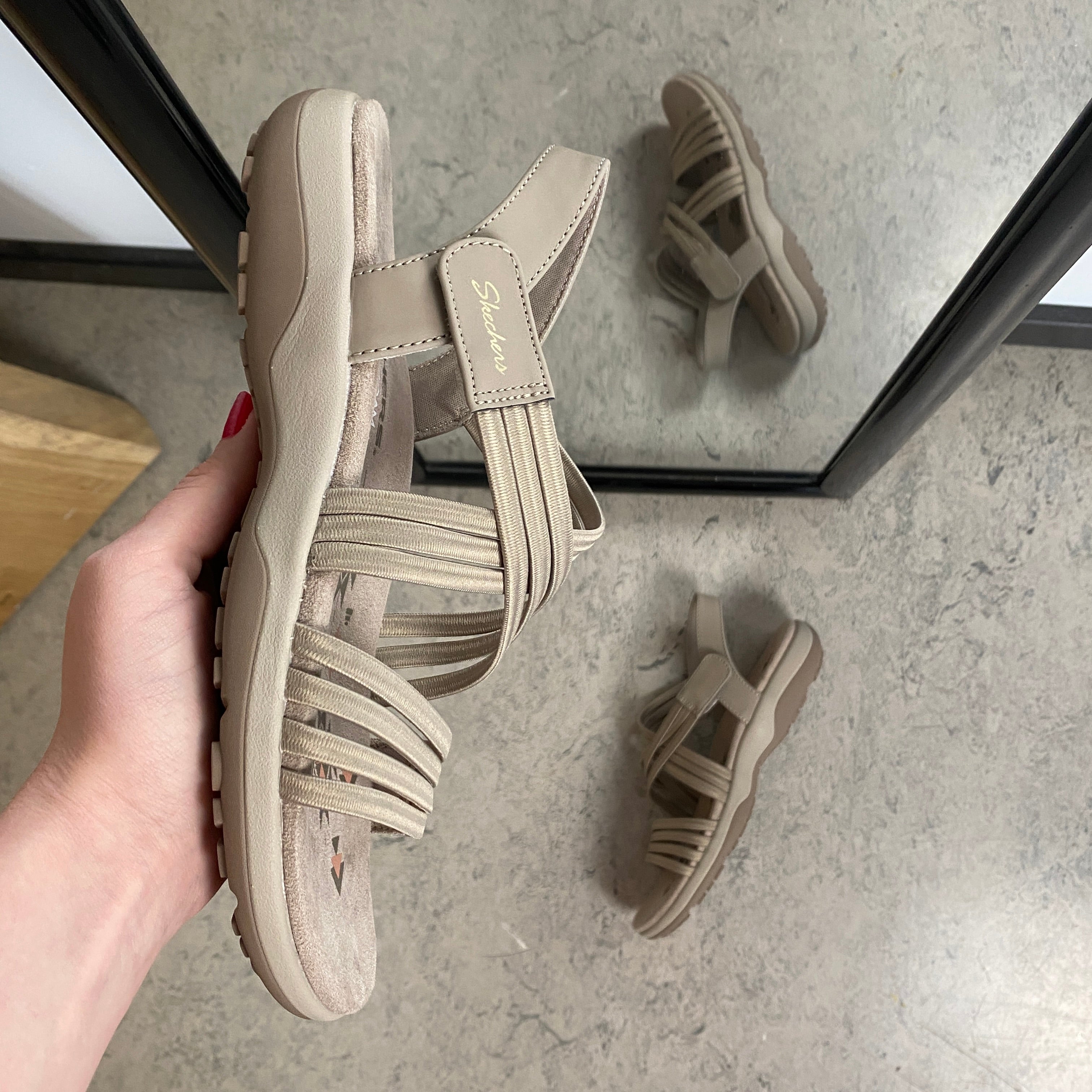 Skechers sandaler med elastiske remmer – lette, fleksible og vaskbare