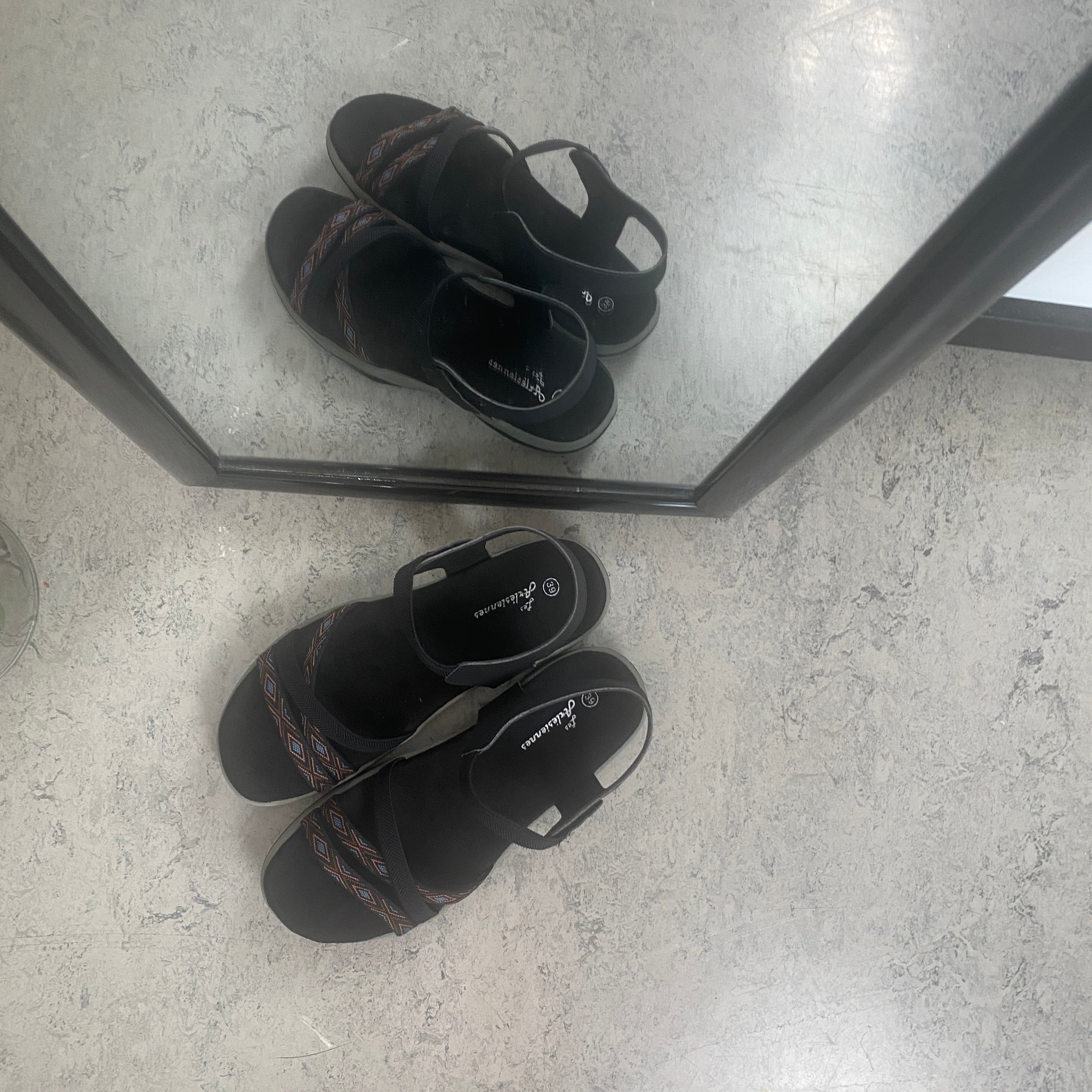 Svart sandal med elastikkremmer & borrelås – klassisk & anvendelig