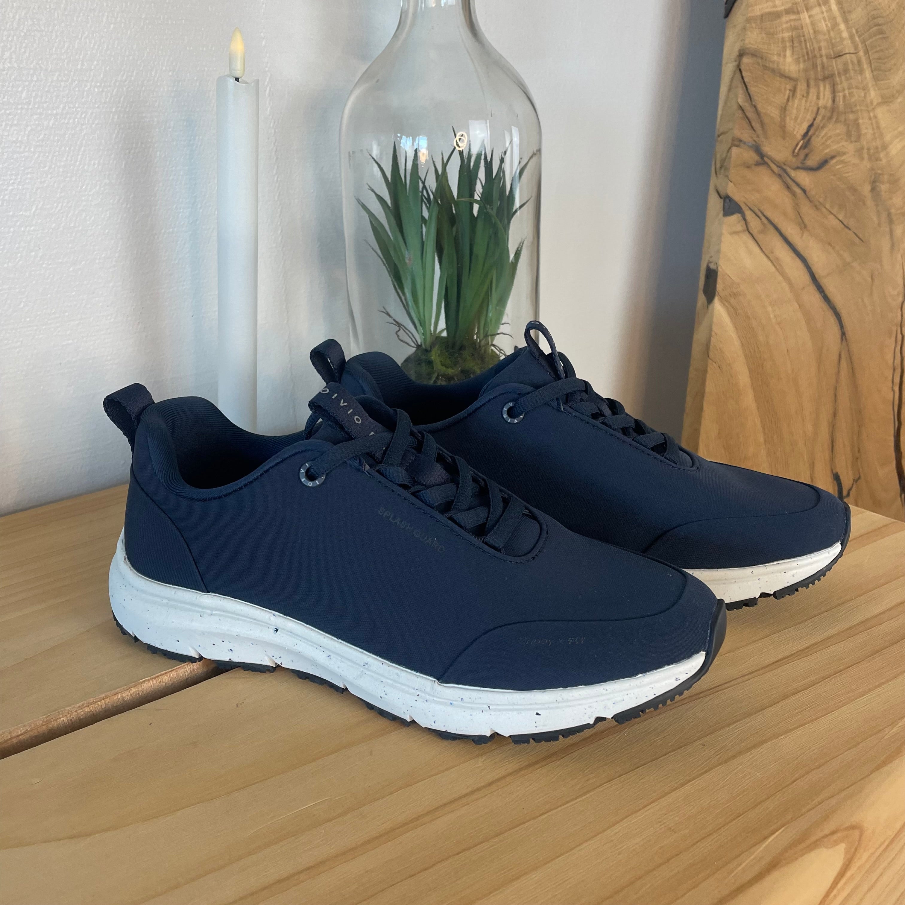 Marineblå komfort-sneaker med sklisikker såle og vanntett membran