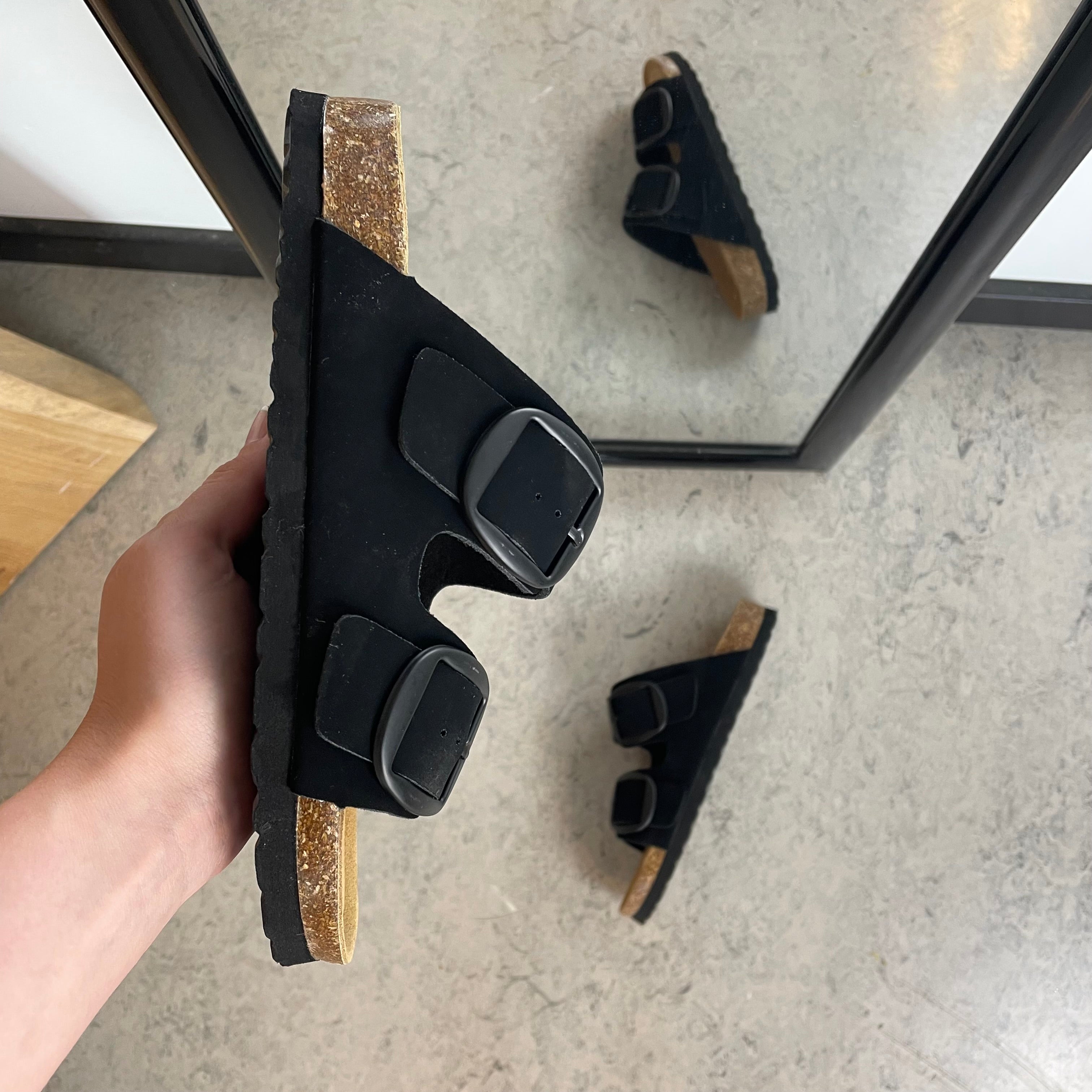 Cruz sandal med justerbar passform - svart