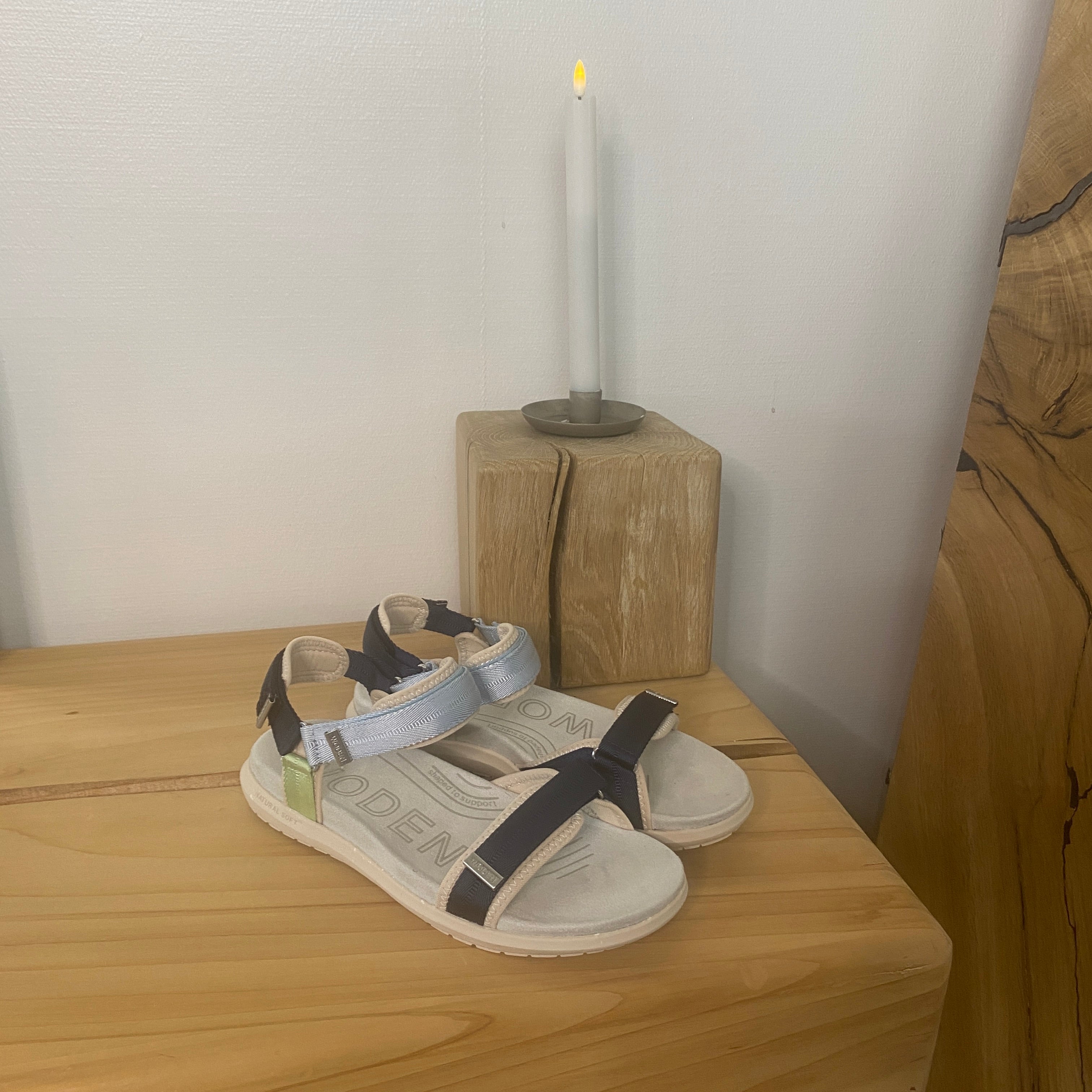 Woden sandal Moonstone Multi – Lett og støttende i blå, grønne og beige nyanser