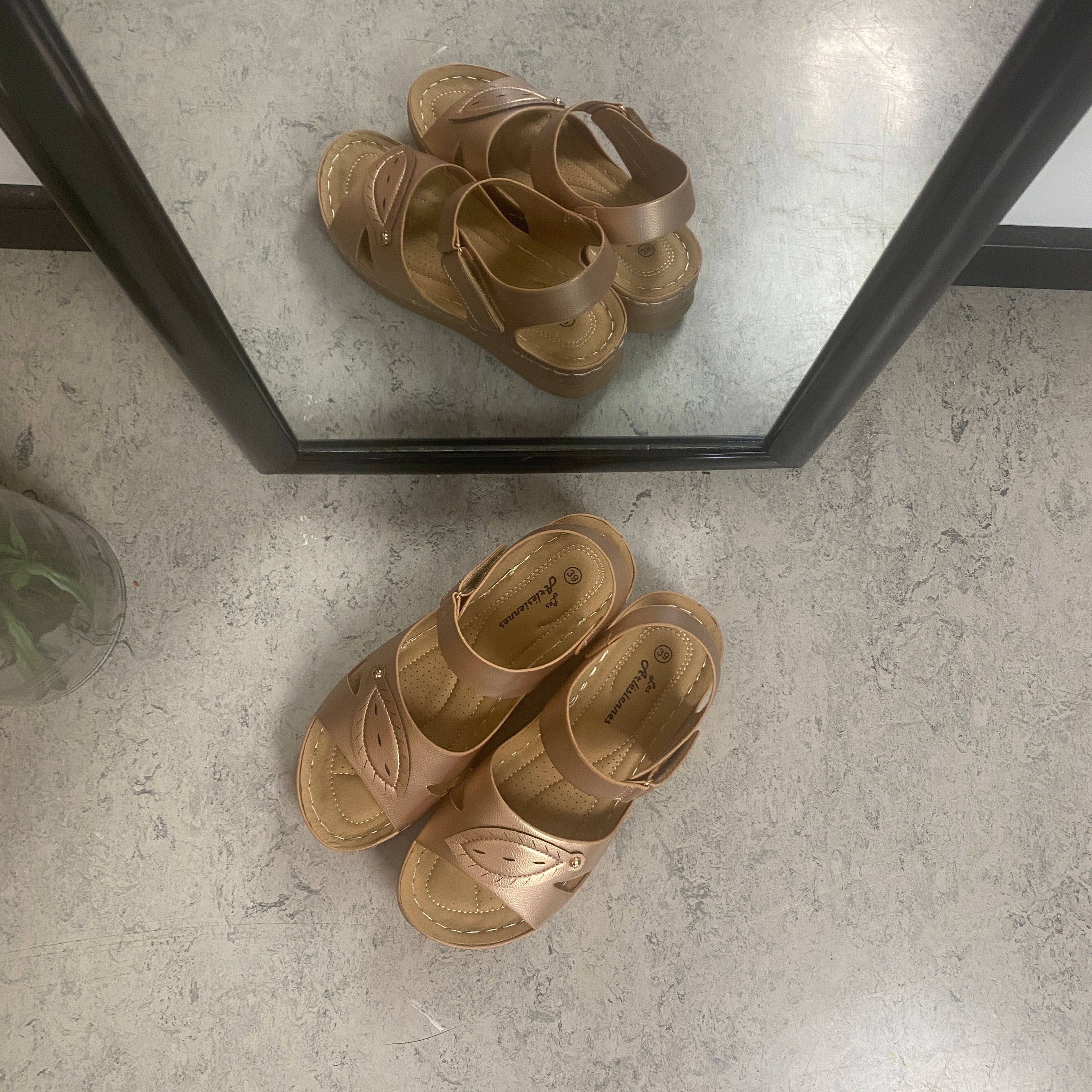 Sandal i roségull – lettvektsandal med feminint uttrykk